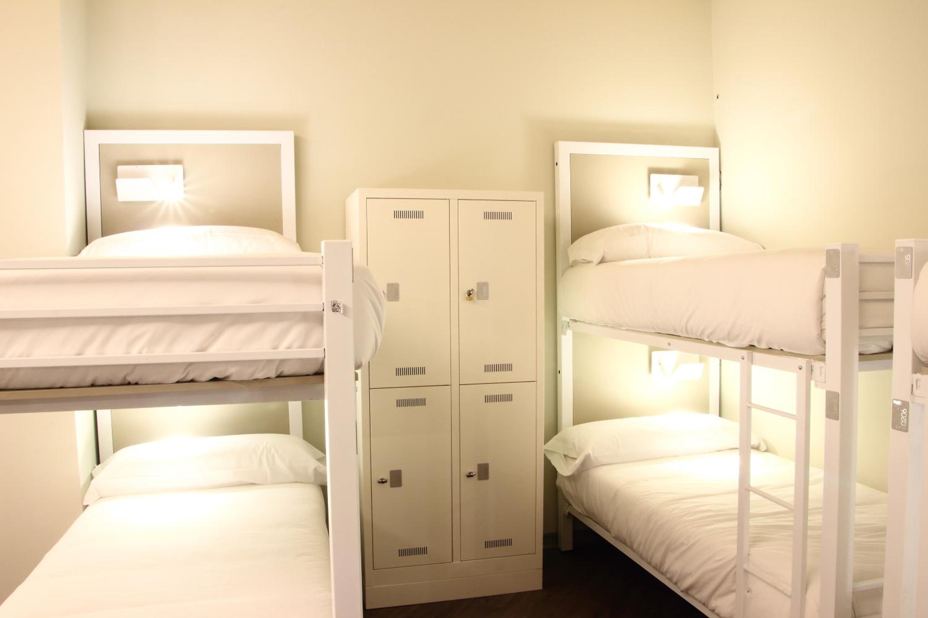 Deluxe Bunk Bed in 4, 6, 8-Bed Mixed Dormitory Room with Private Bathroom photo 2