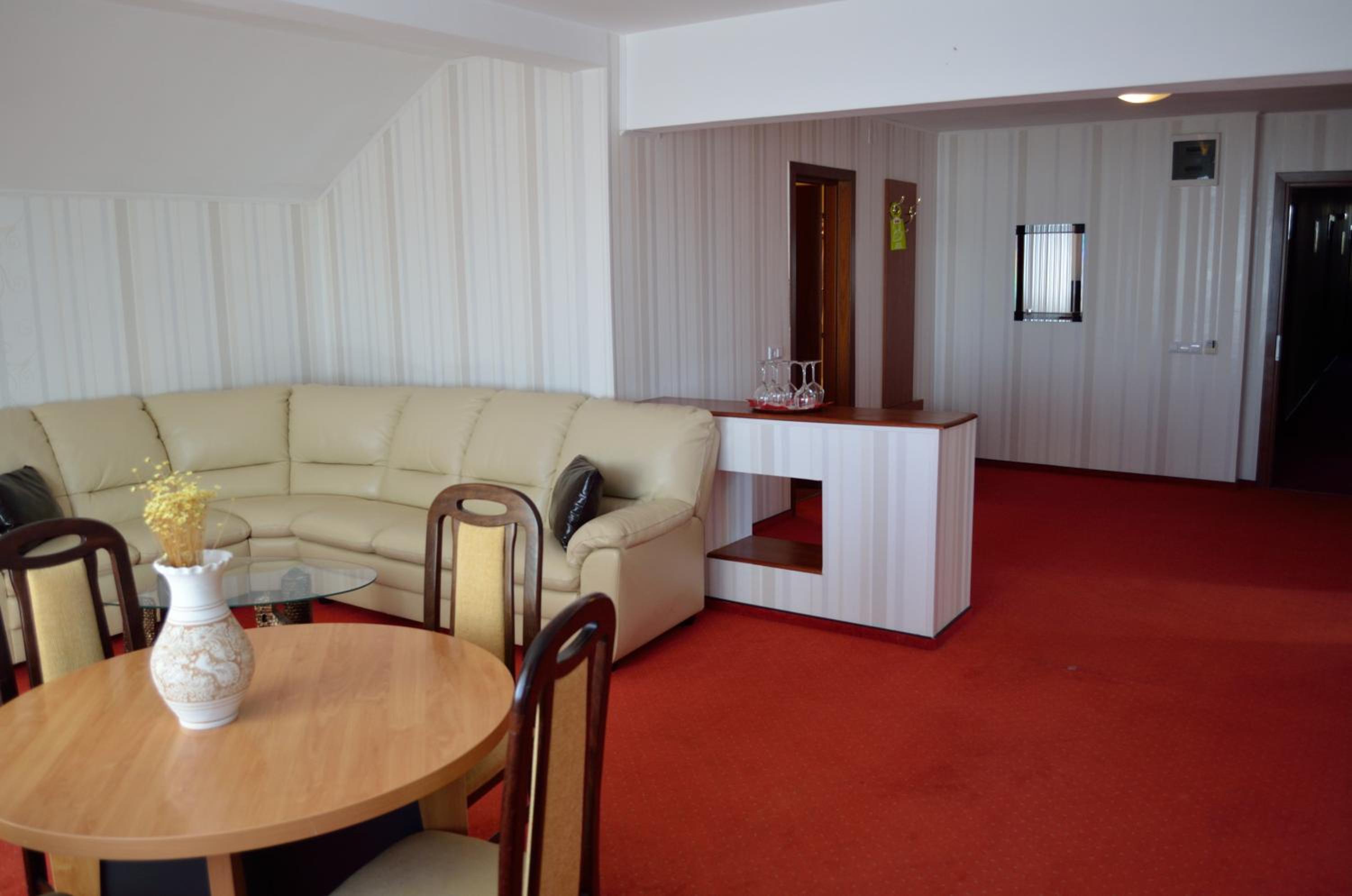 Two-Bedroom Queen Suite photo 2