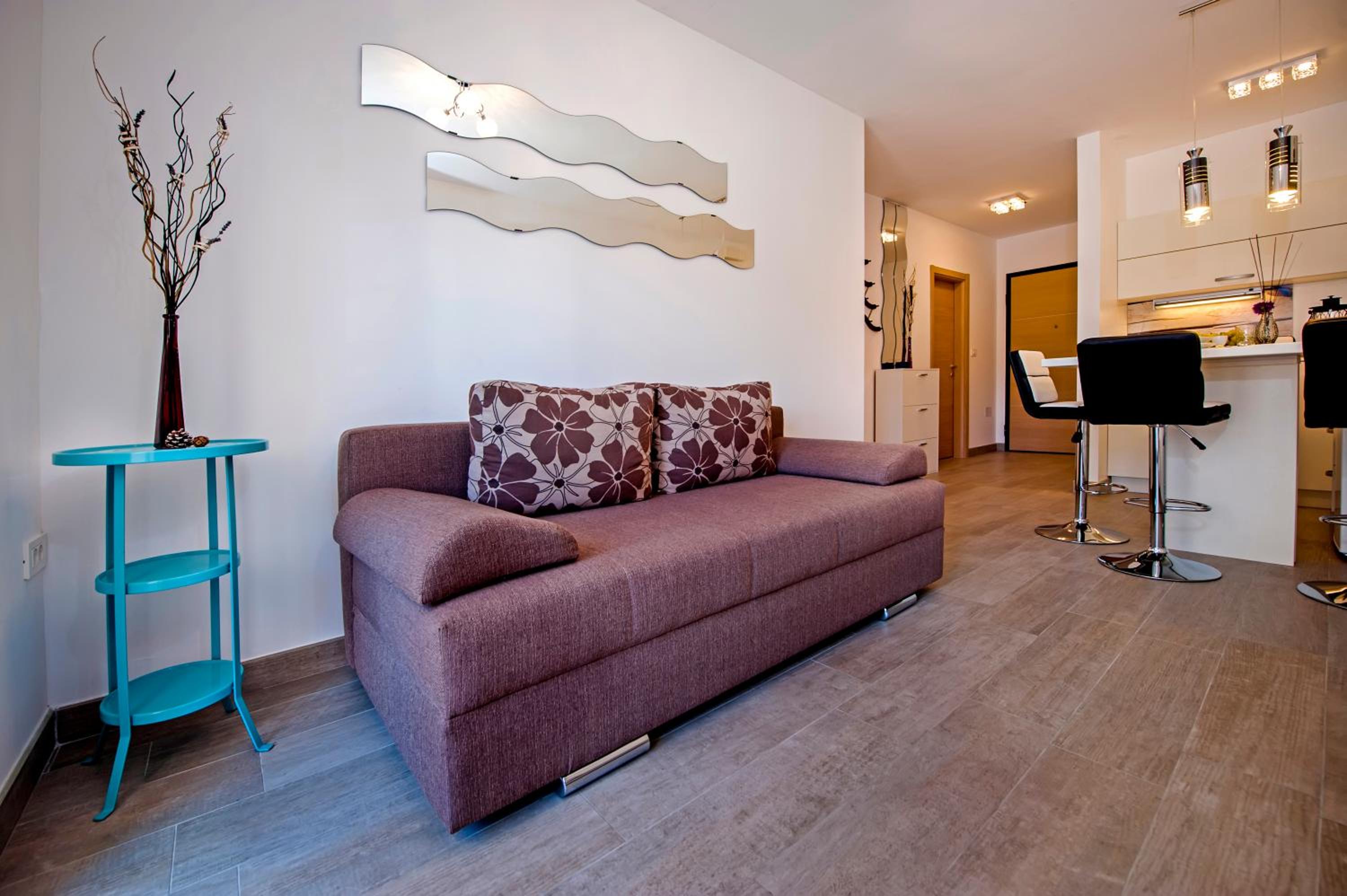 Deluxe One-Bedroom Apartment