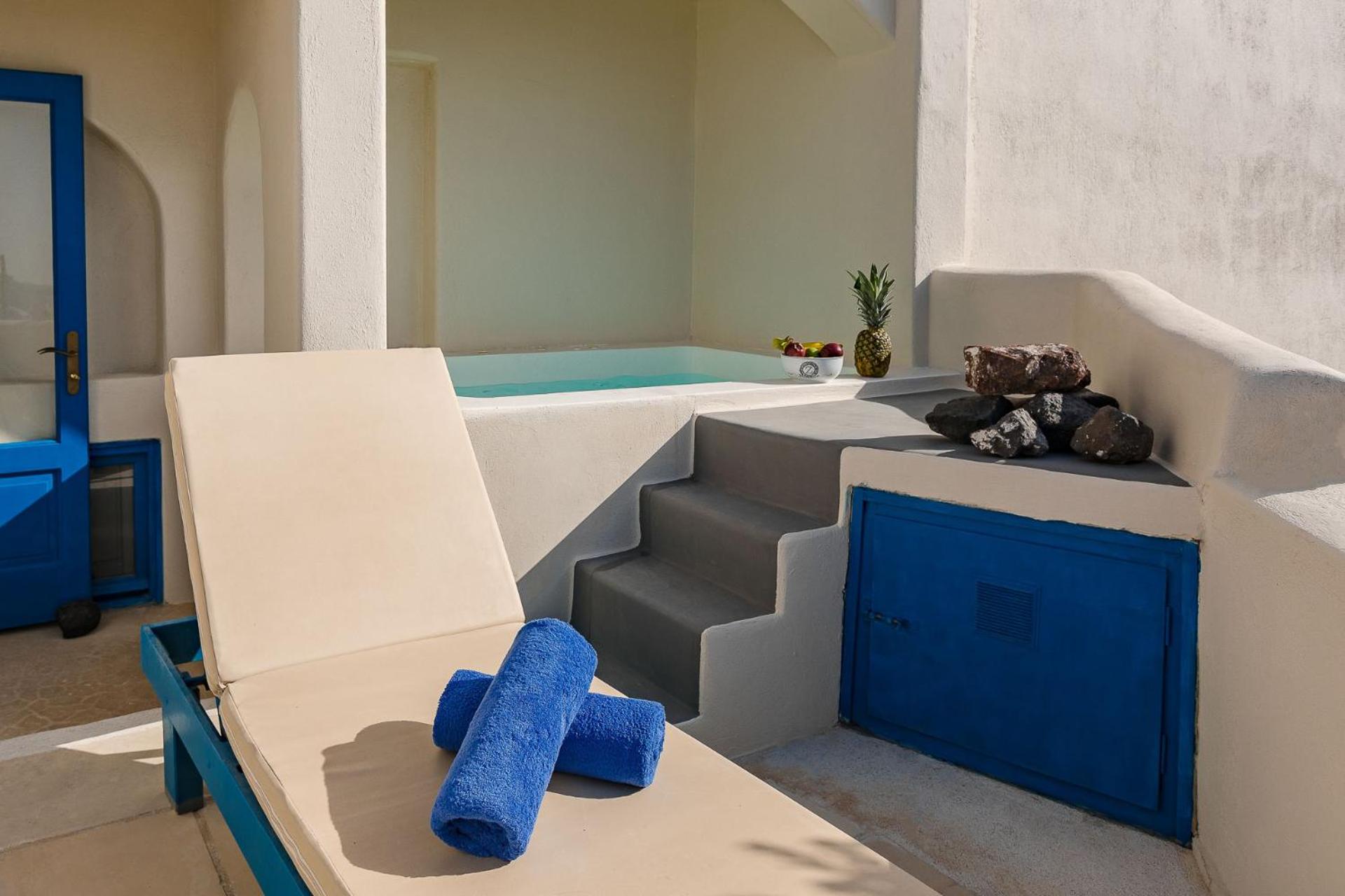 Honeymoon Suite with Private Jacuzzi photo 3