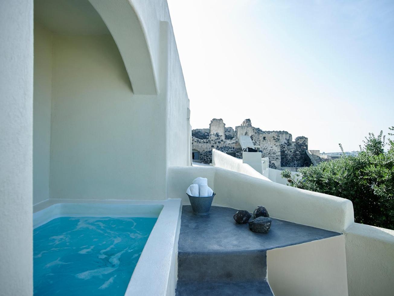 Honeymoon Suite with Private Jacuzzi photo 2