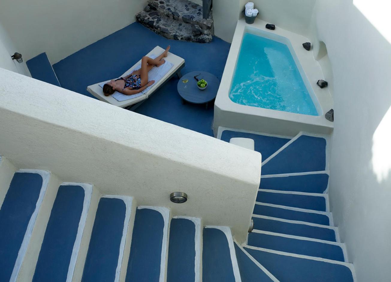 Honeymoon Suite with Private Jacuzzi photo 1