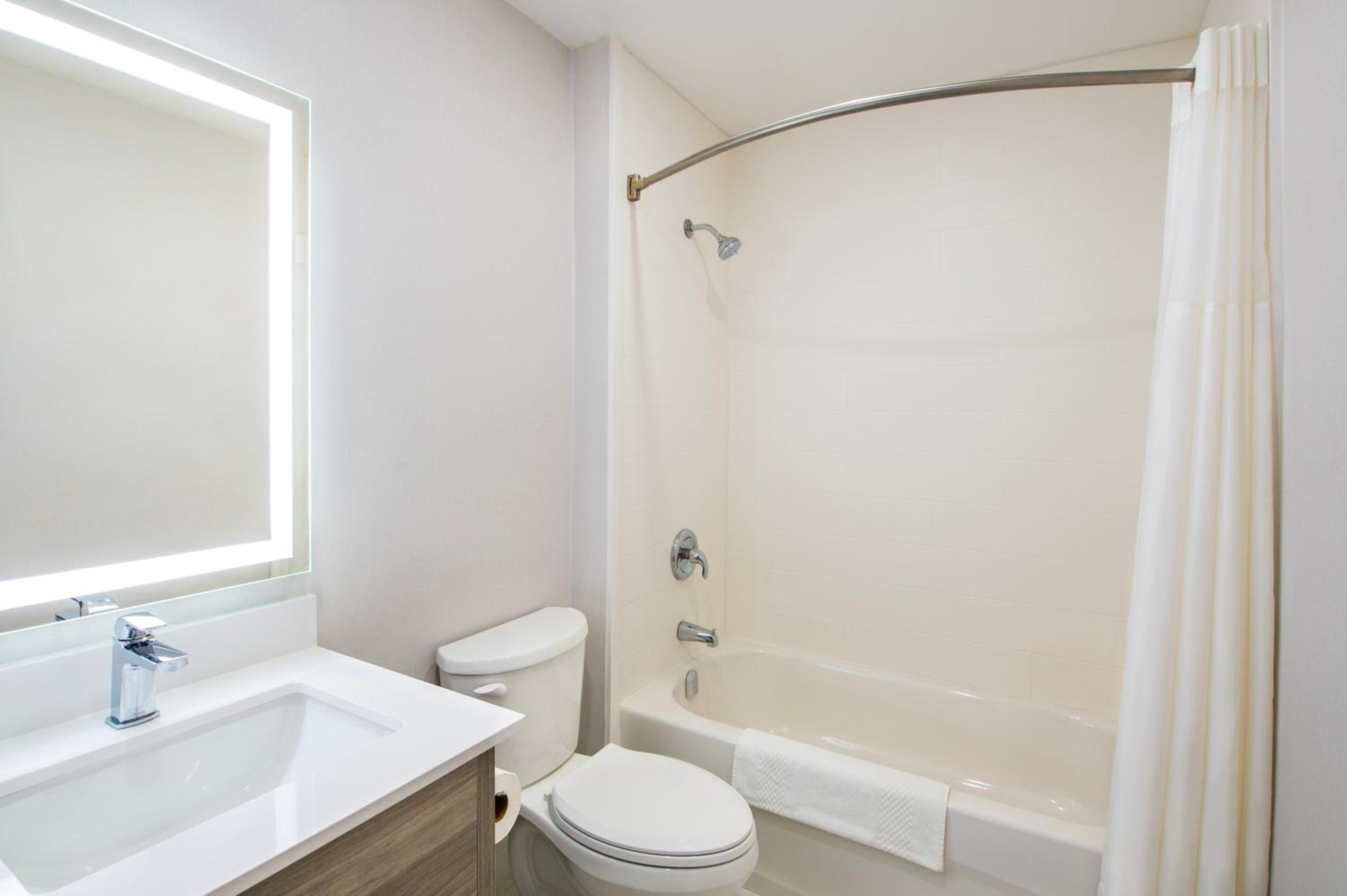 Queen Room with Two Queen Beds and Bathtub - Non-Smoking photo 3