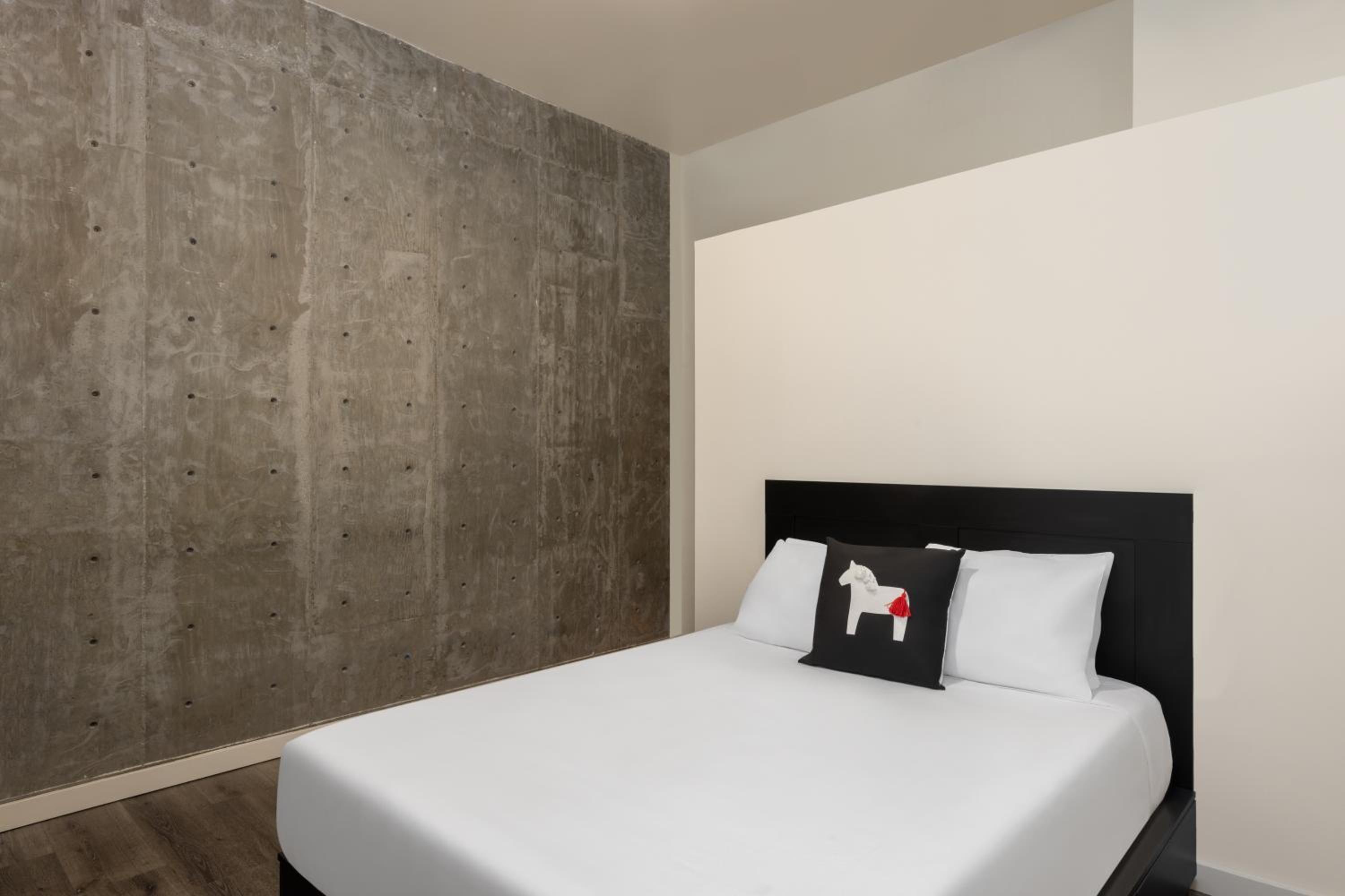 Three-Bedroom Group Queen Suite, Non-Smoking