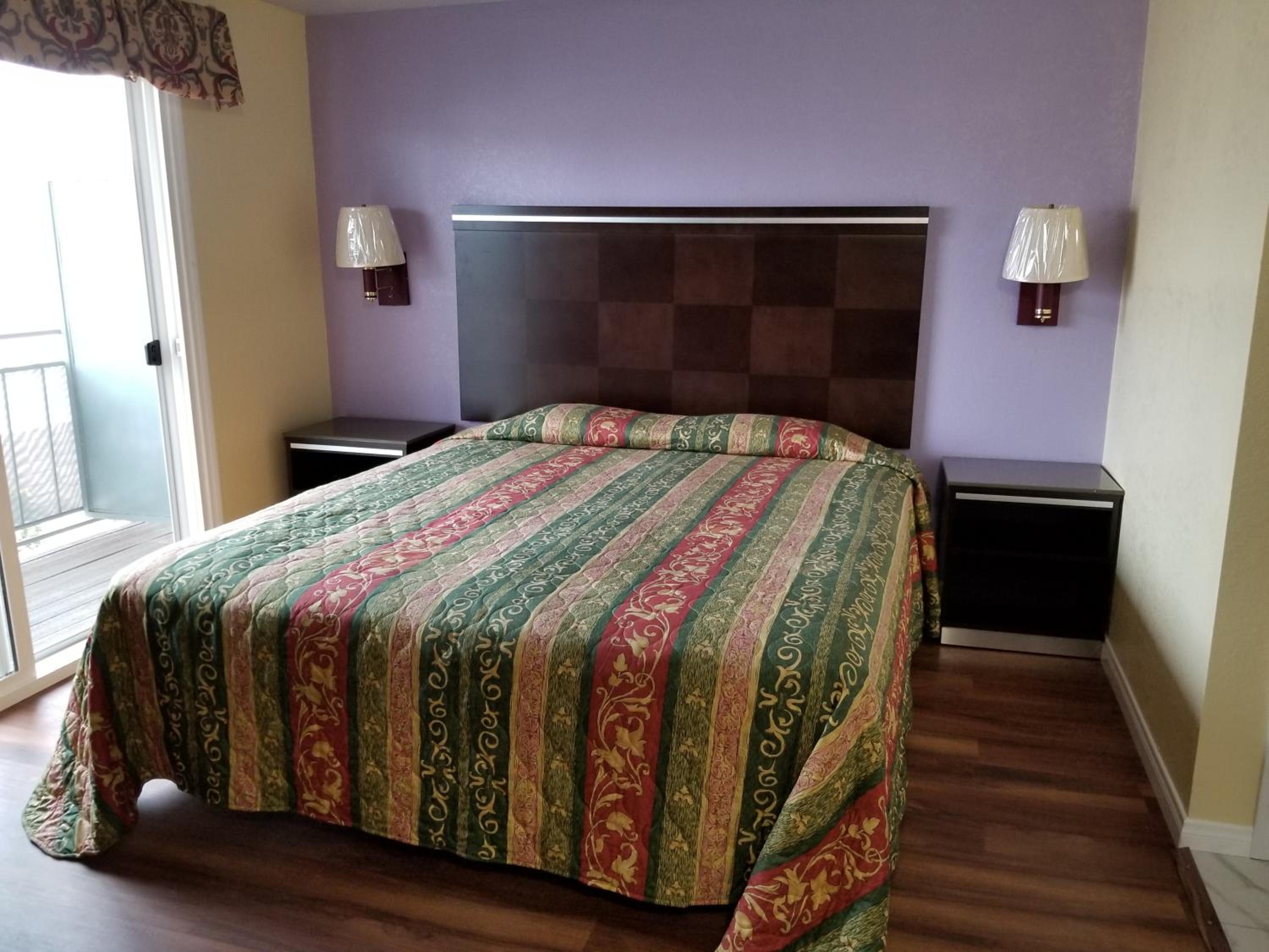 King Room with Balcony - Photo 2