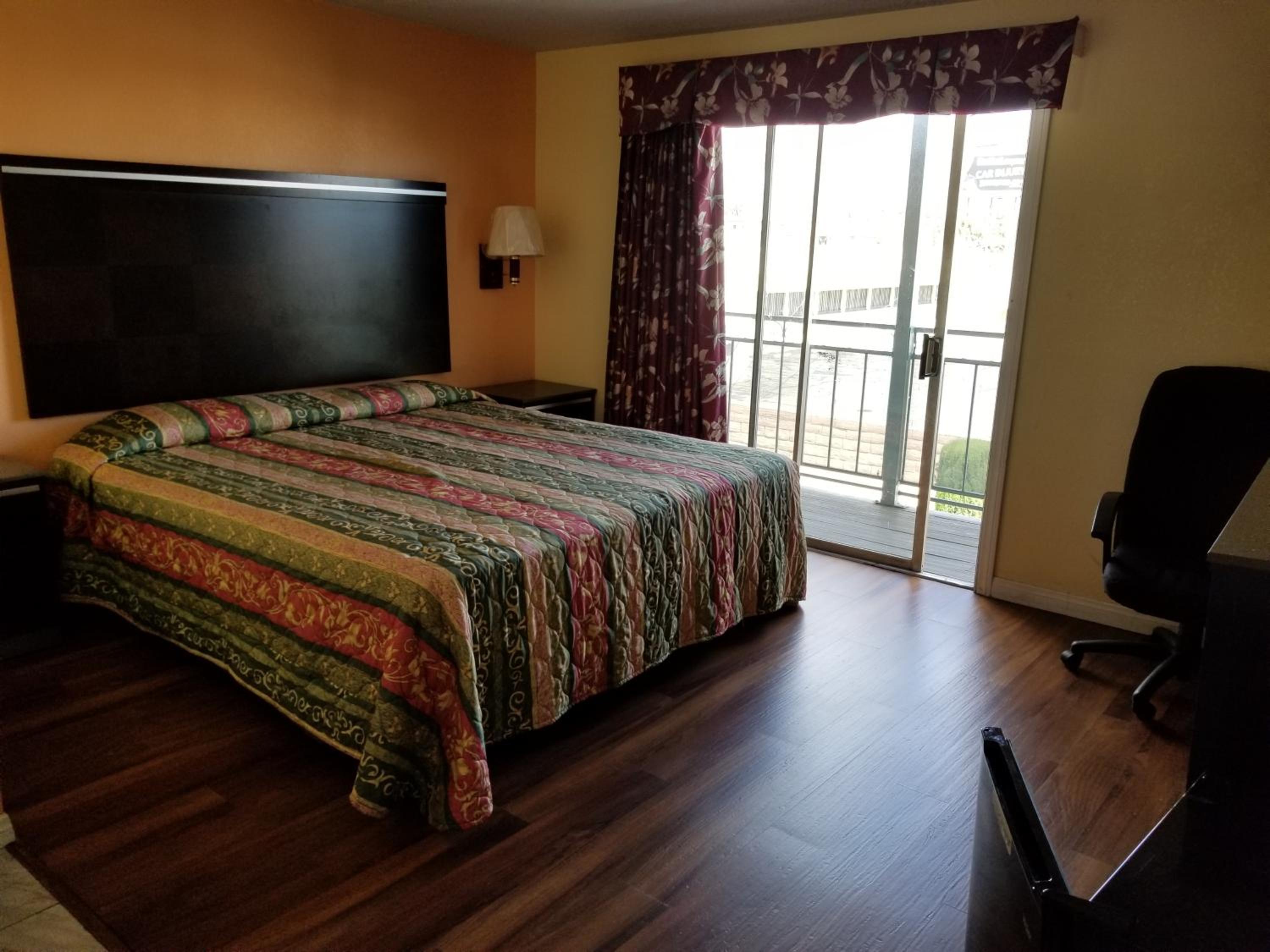 King Room with Balcony - Photo 3