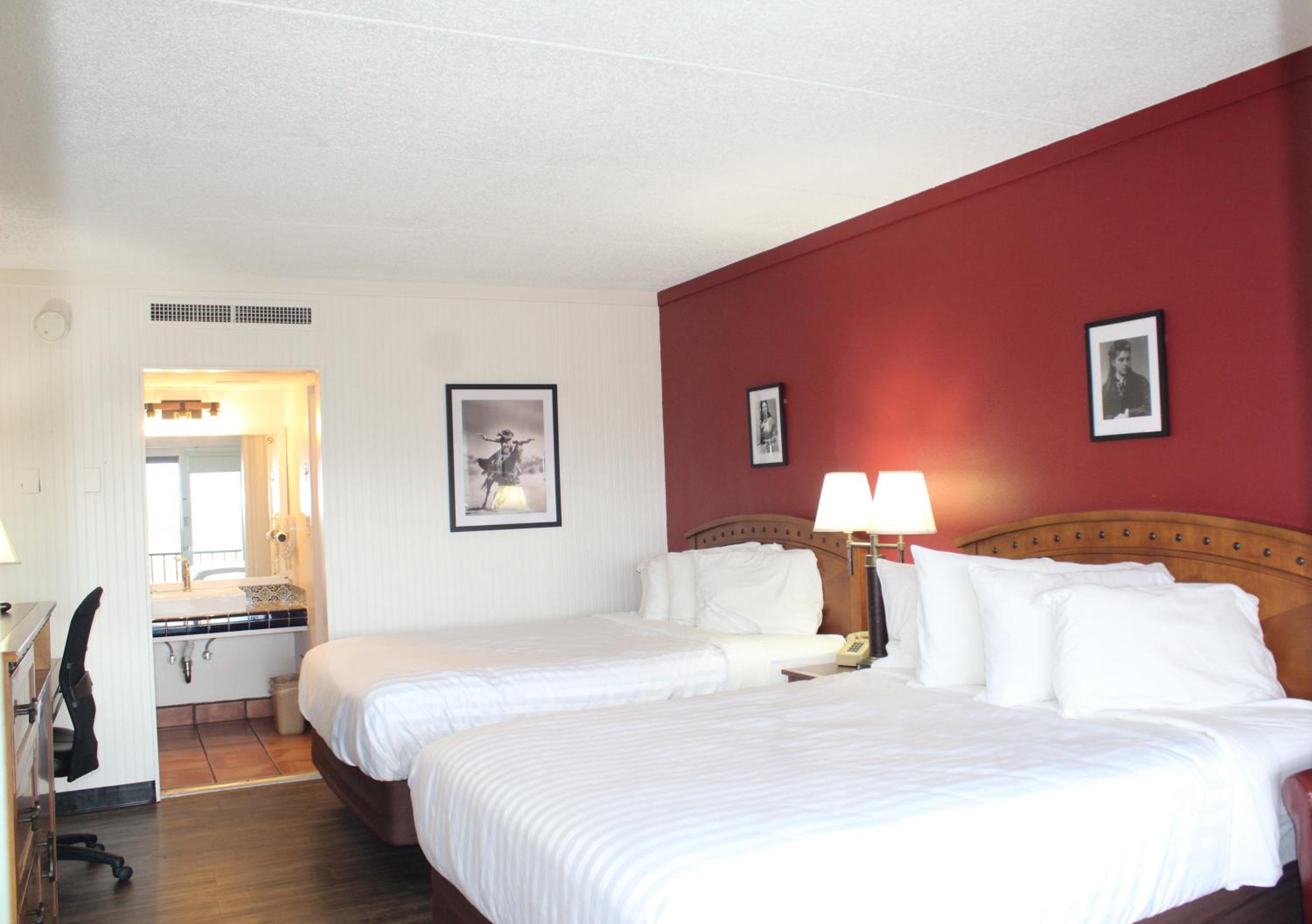 Queen Room with Two Queen Beds - Non-Smoking - Photo 2