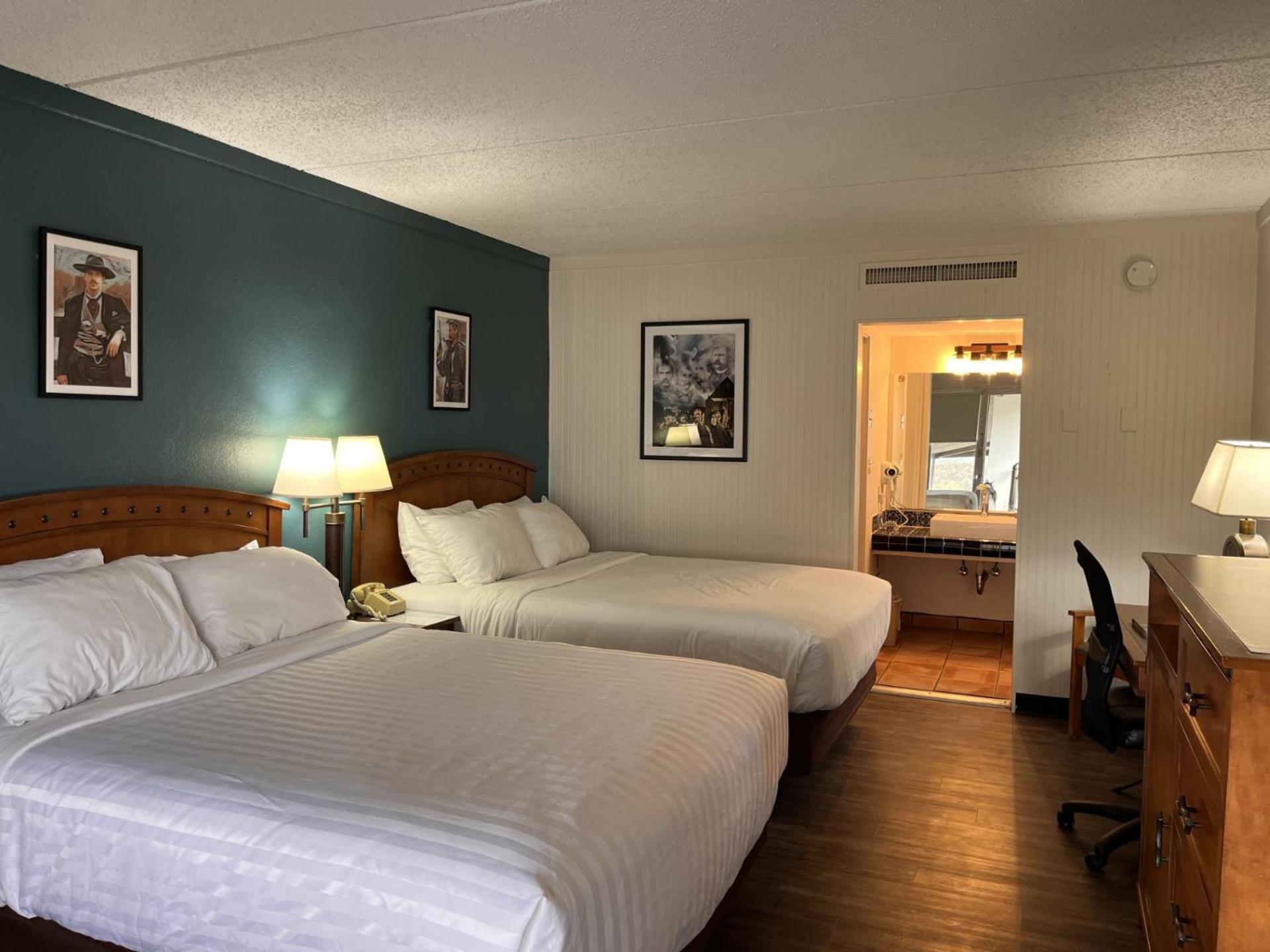 Queen Room with Two Queen Beds - Non-Smoking - Photo 3