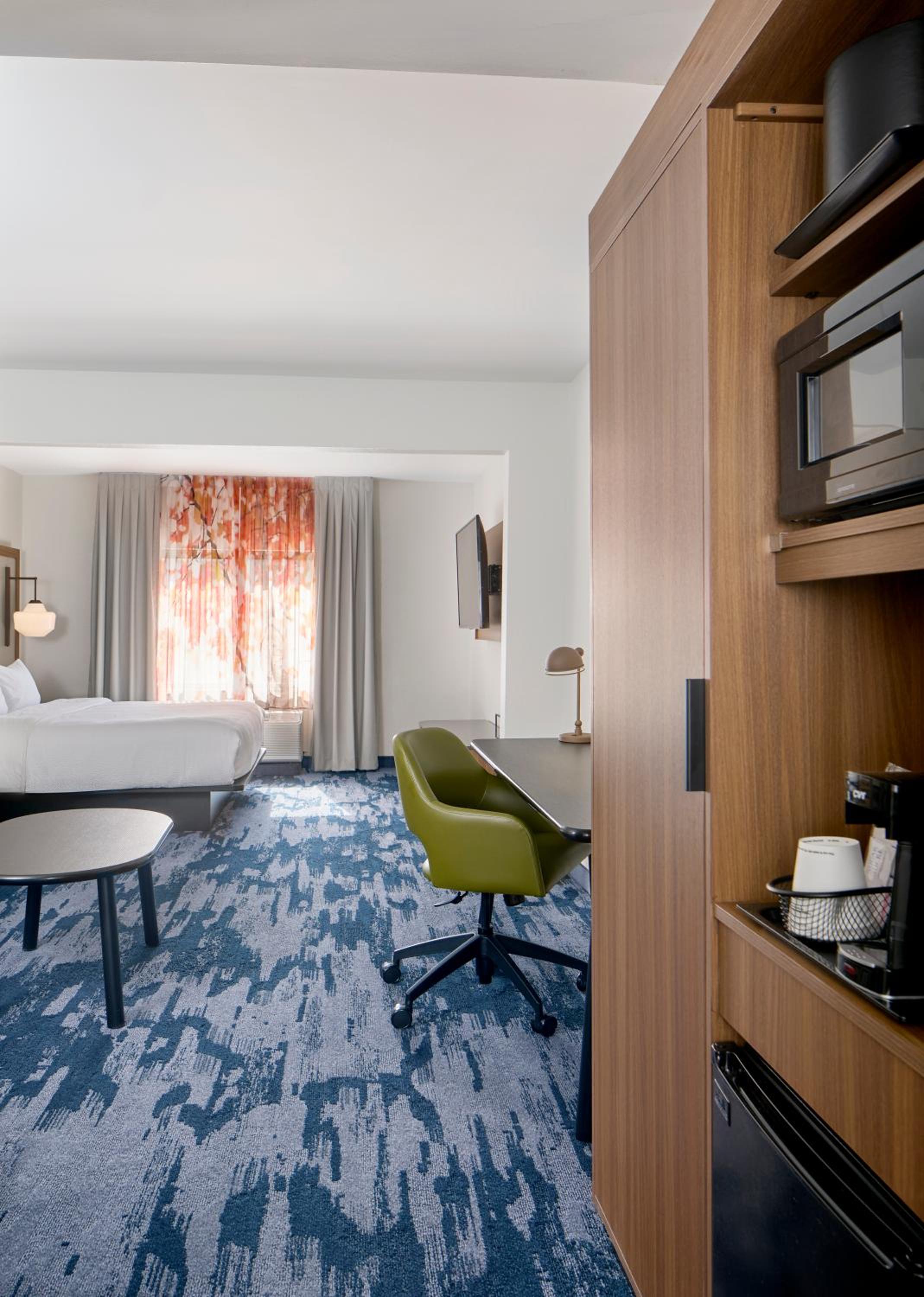 Junior King Suite with Sofa Bed - Photo 4
