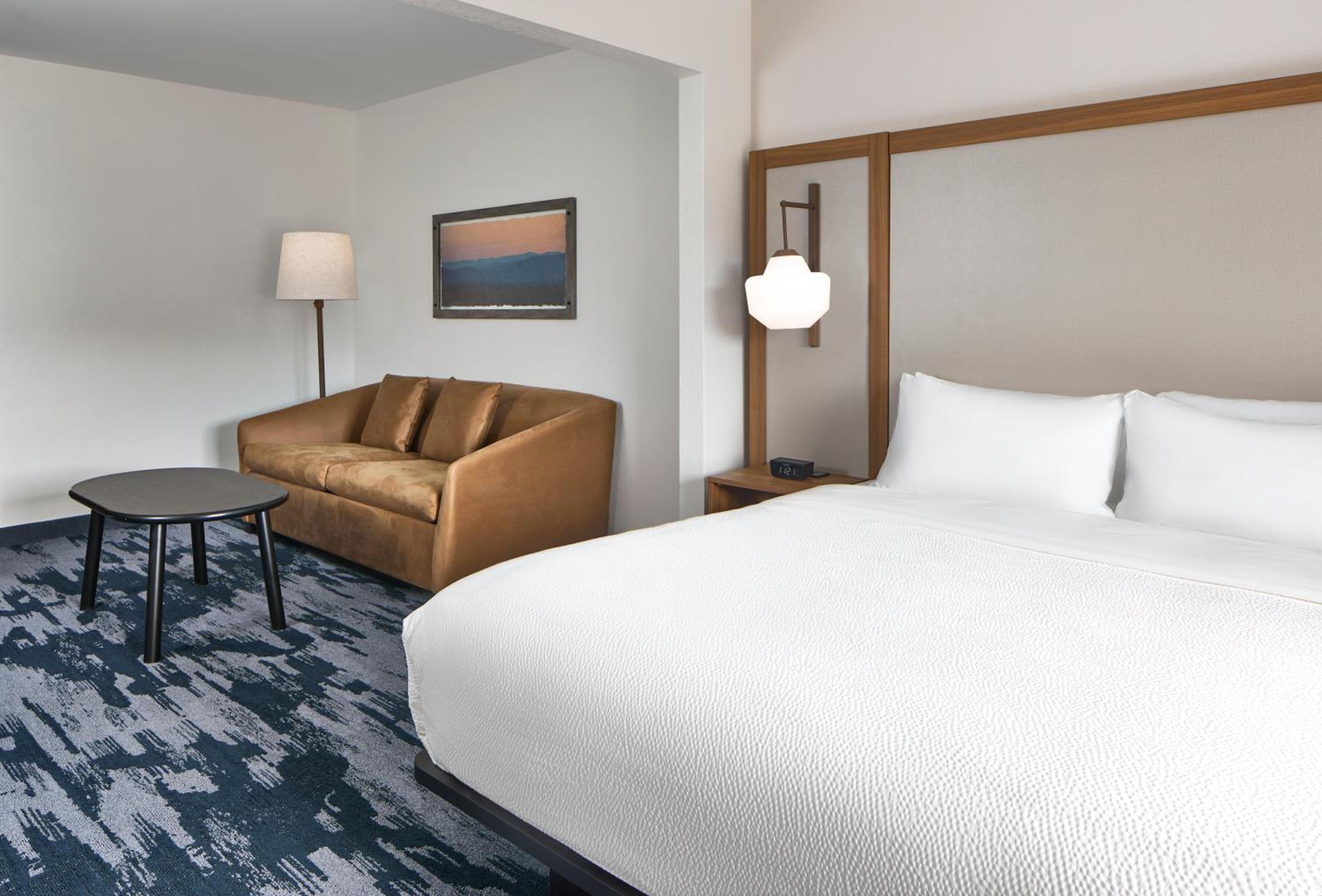 Junior Suite with Two Queen Beds and Sofa Bed - Photo 4