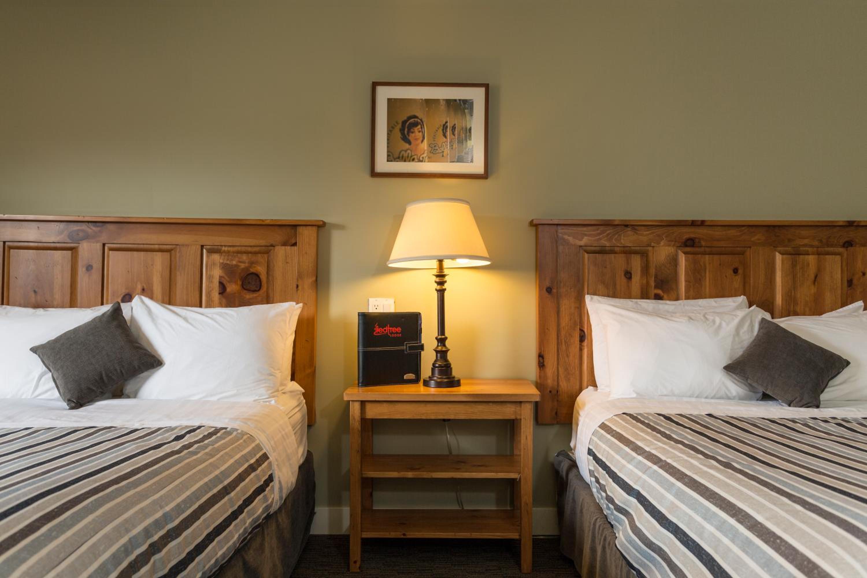 Queen Room with Two Queen Beds photo 2