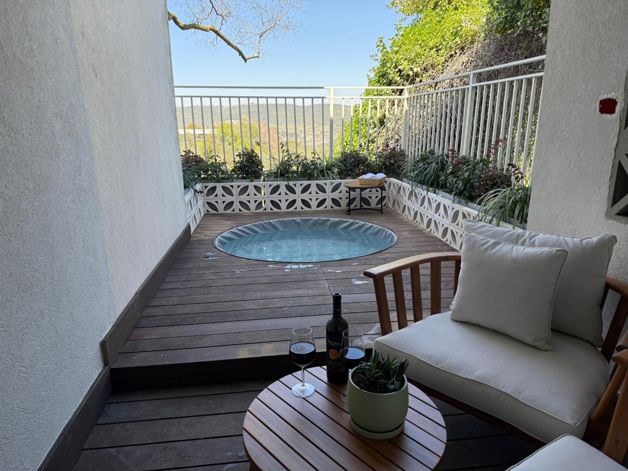 Deluxe Suite Hot Tube and Balcony photo 2
