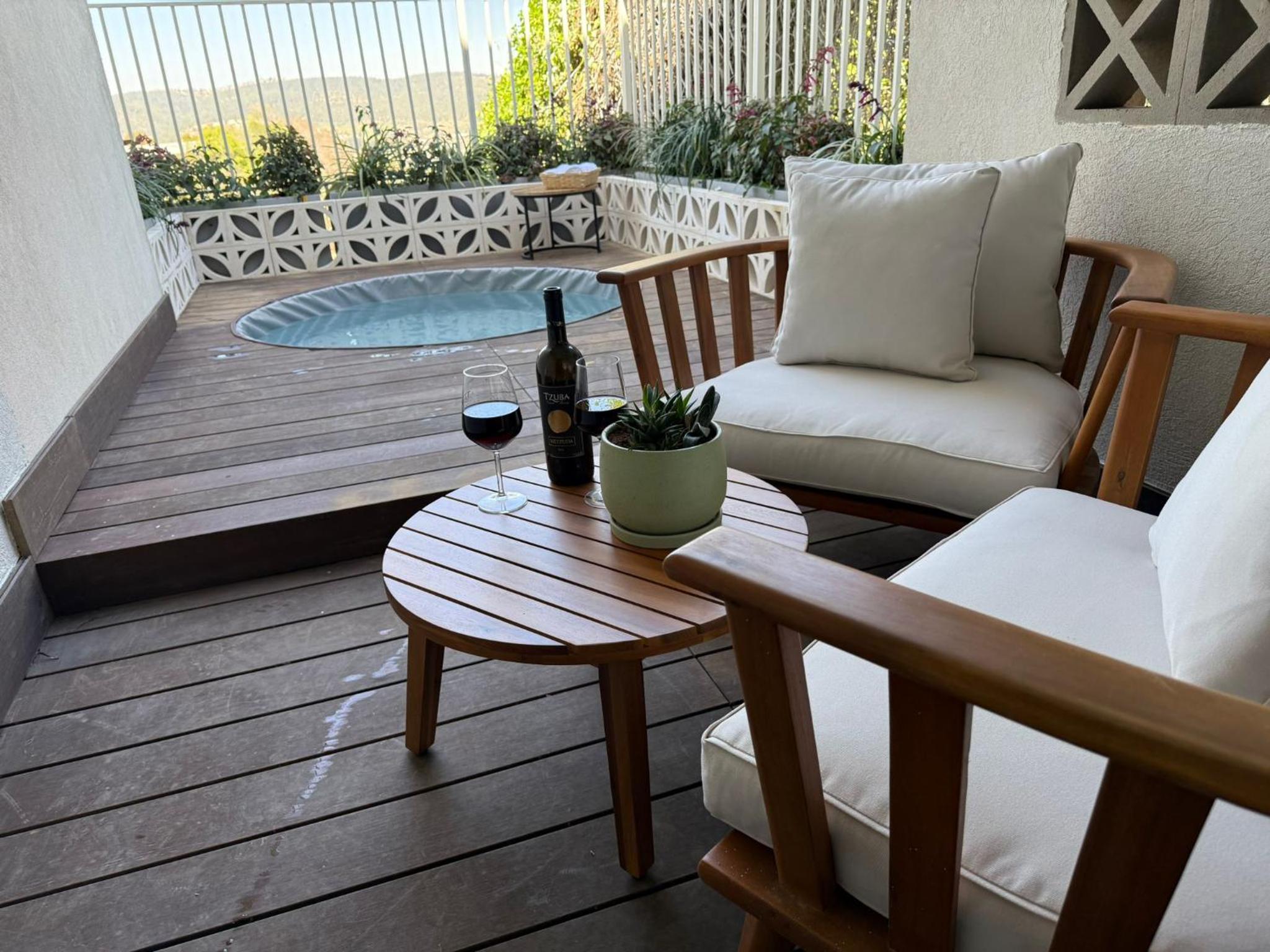 Deluxe Suite Hot Tube and Balcony photo 3