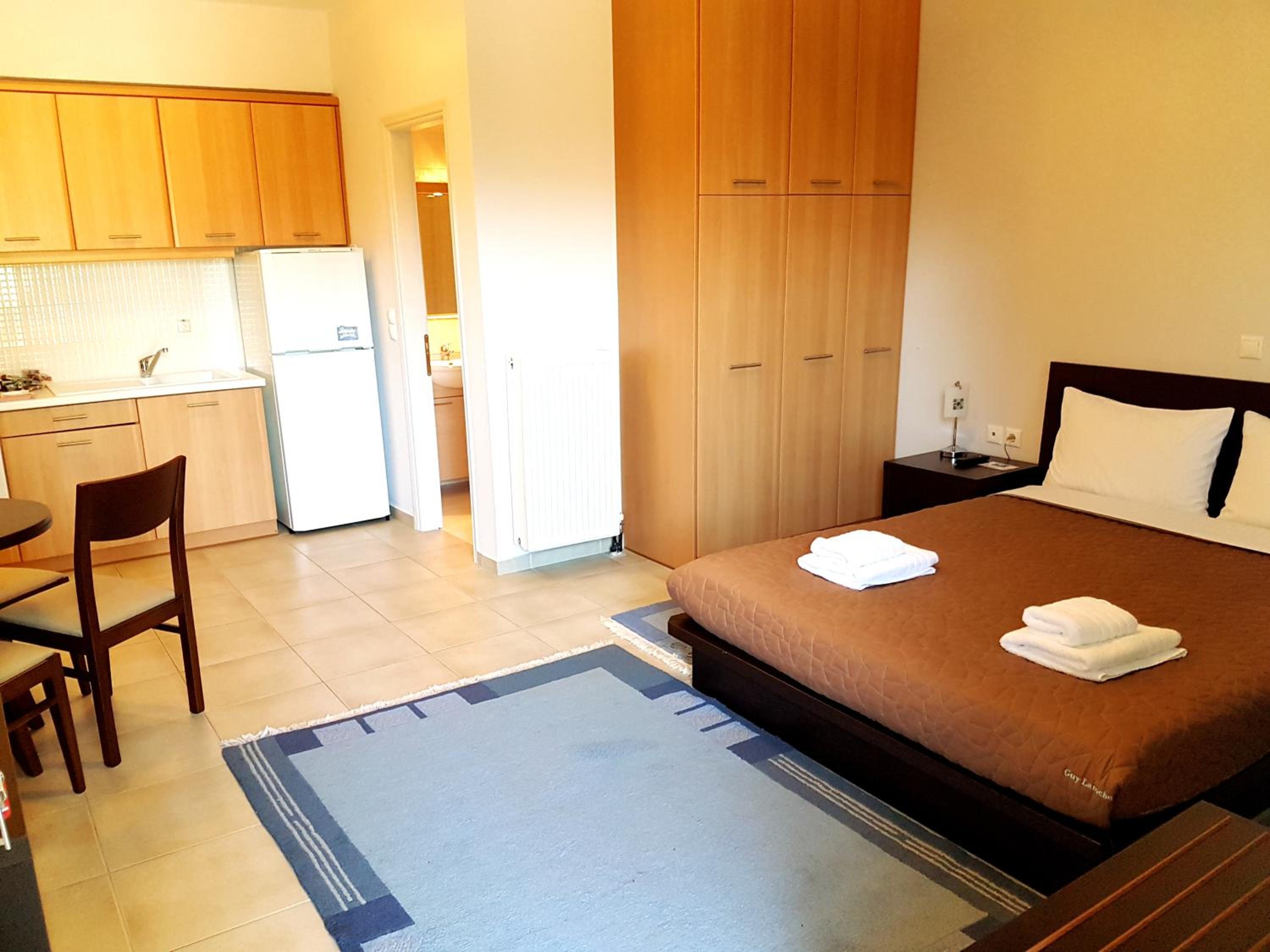 Deluxe Double Room (2 Adults + 1 Child) - Photo 1