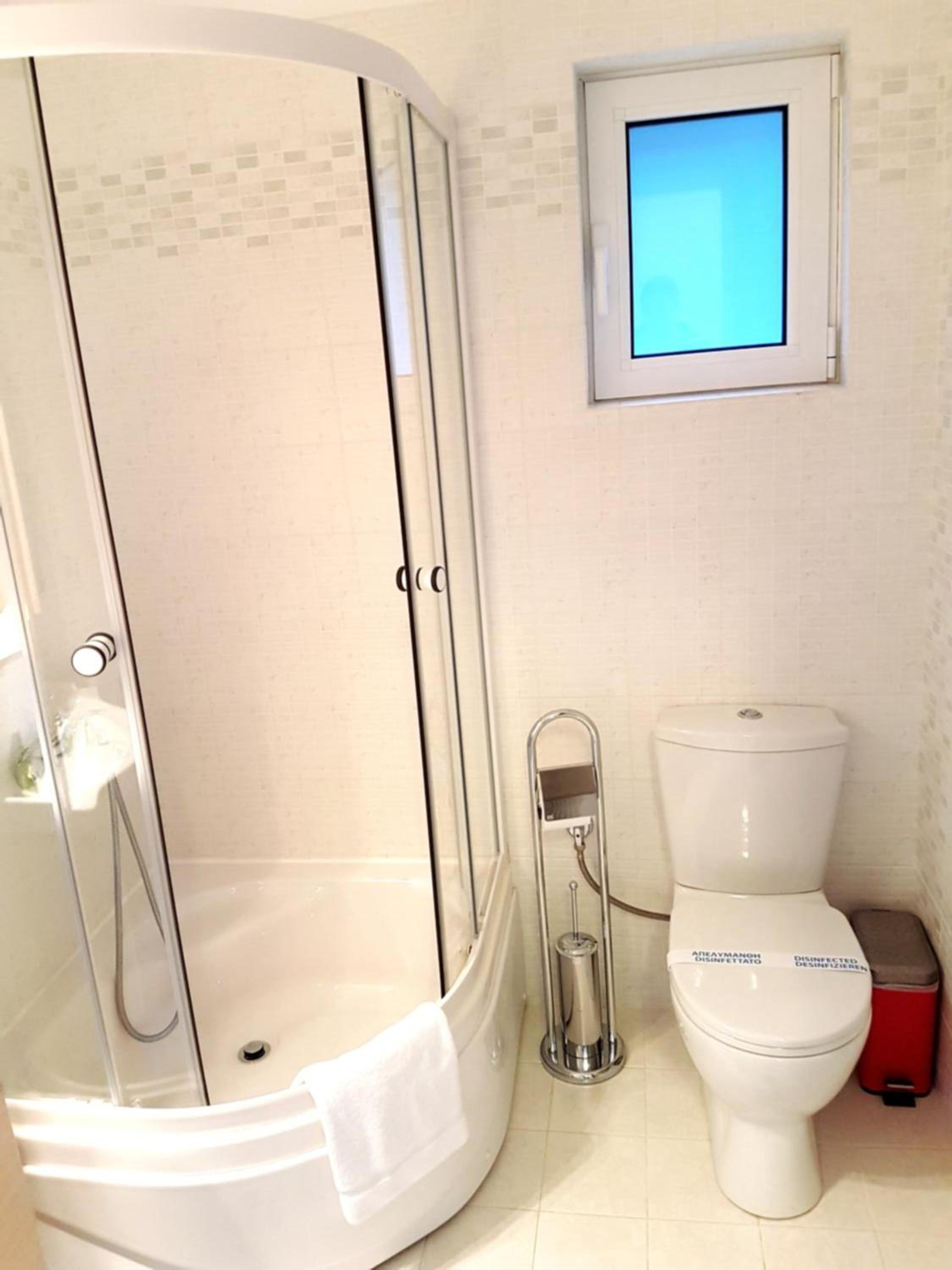 Deluxe Double Room (2 Adults + 1 Child) - Photo 5