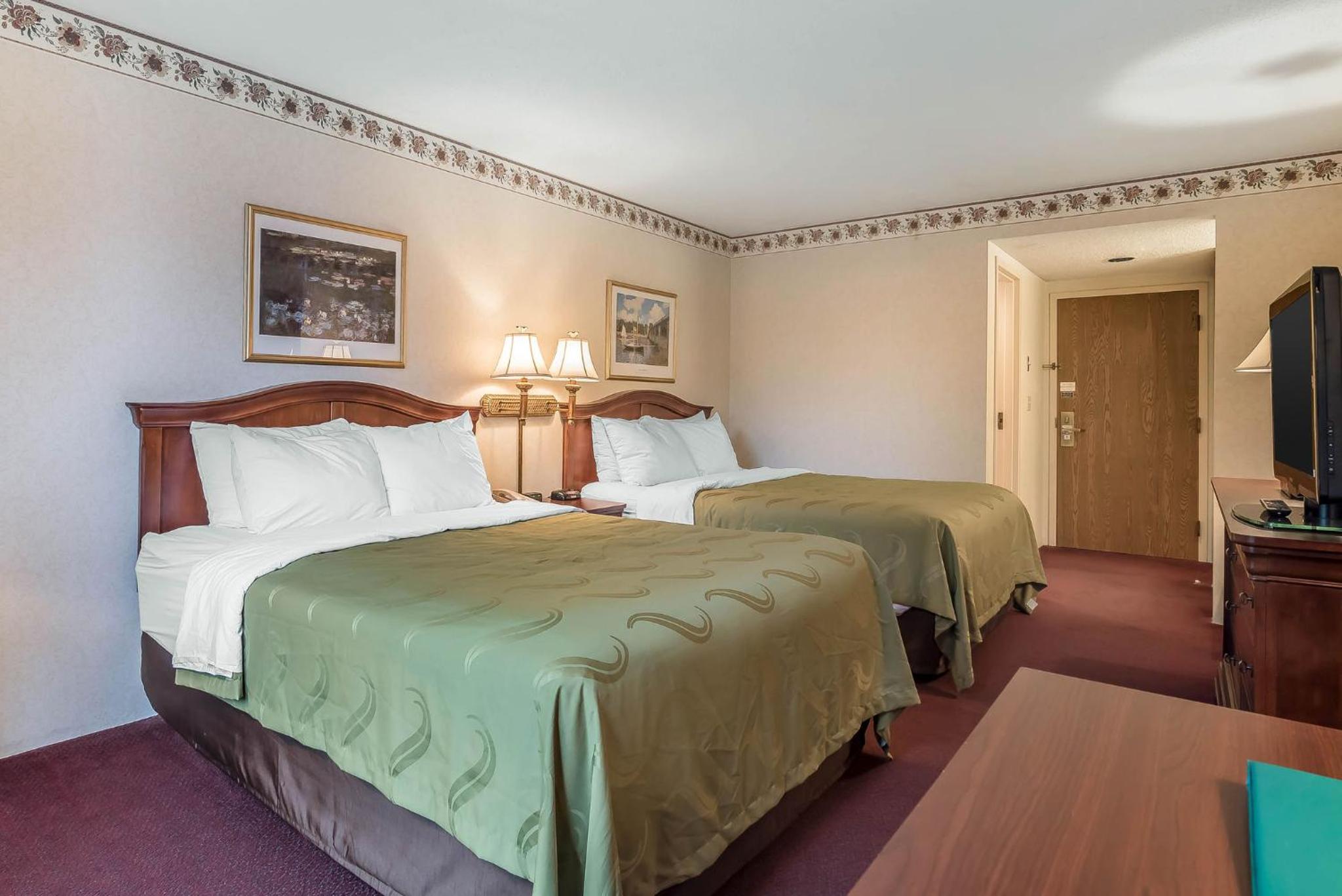 Queen Room with Two Queen Beds - Non-Smoking - Photo 4
