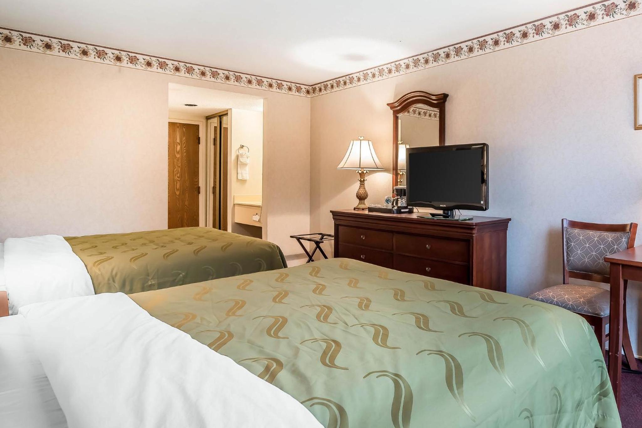 Queen Room with Two Queen Beds - Non-Smoking - Photo 3