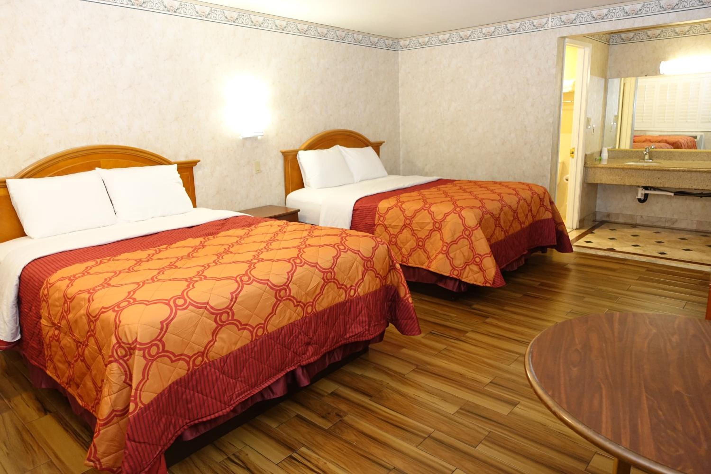Queen Room with Two Queen Beds photo 1