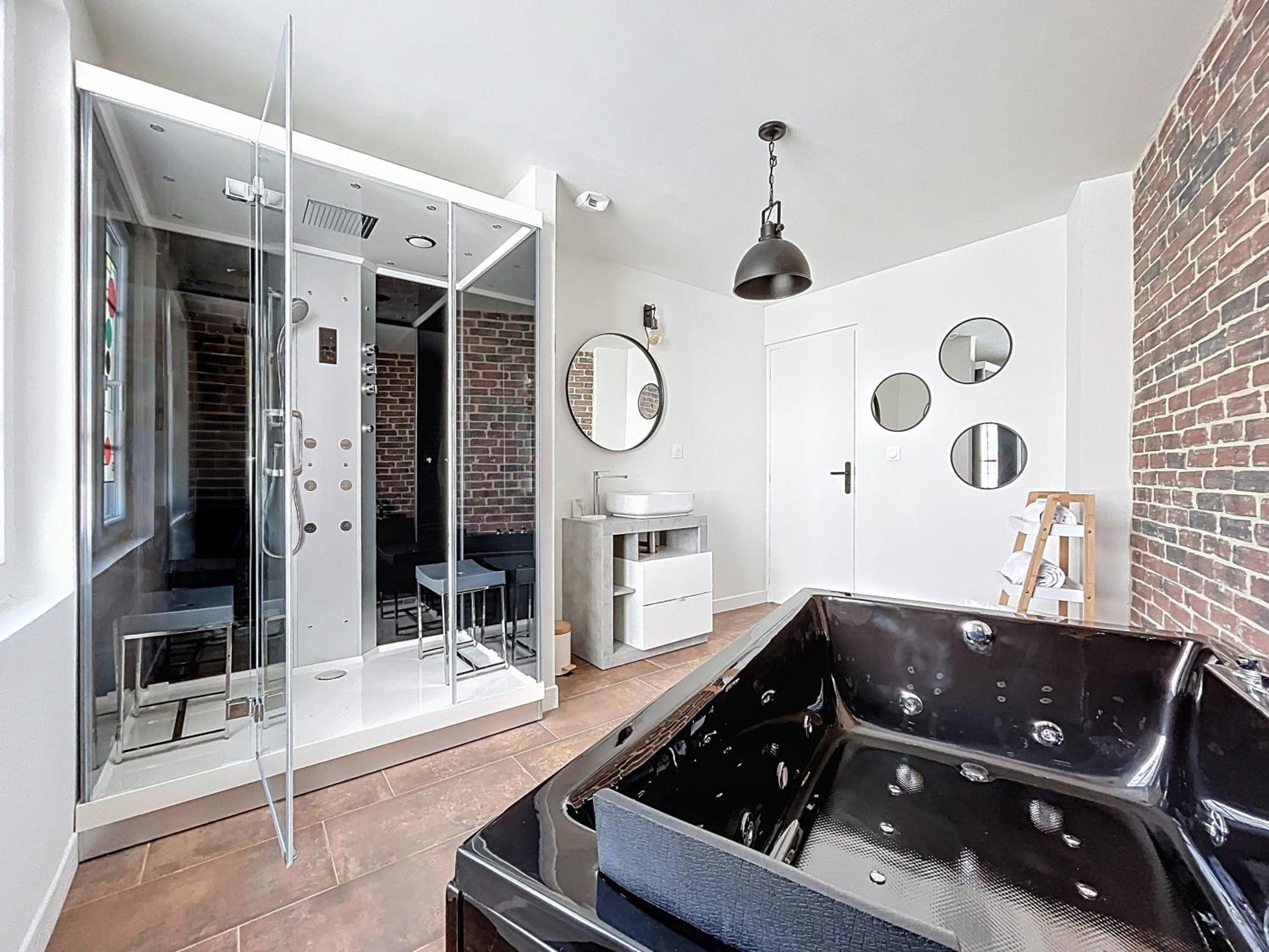 Deluxe Suite with Spa Bath photo 2