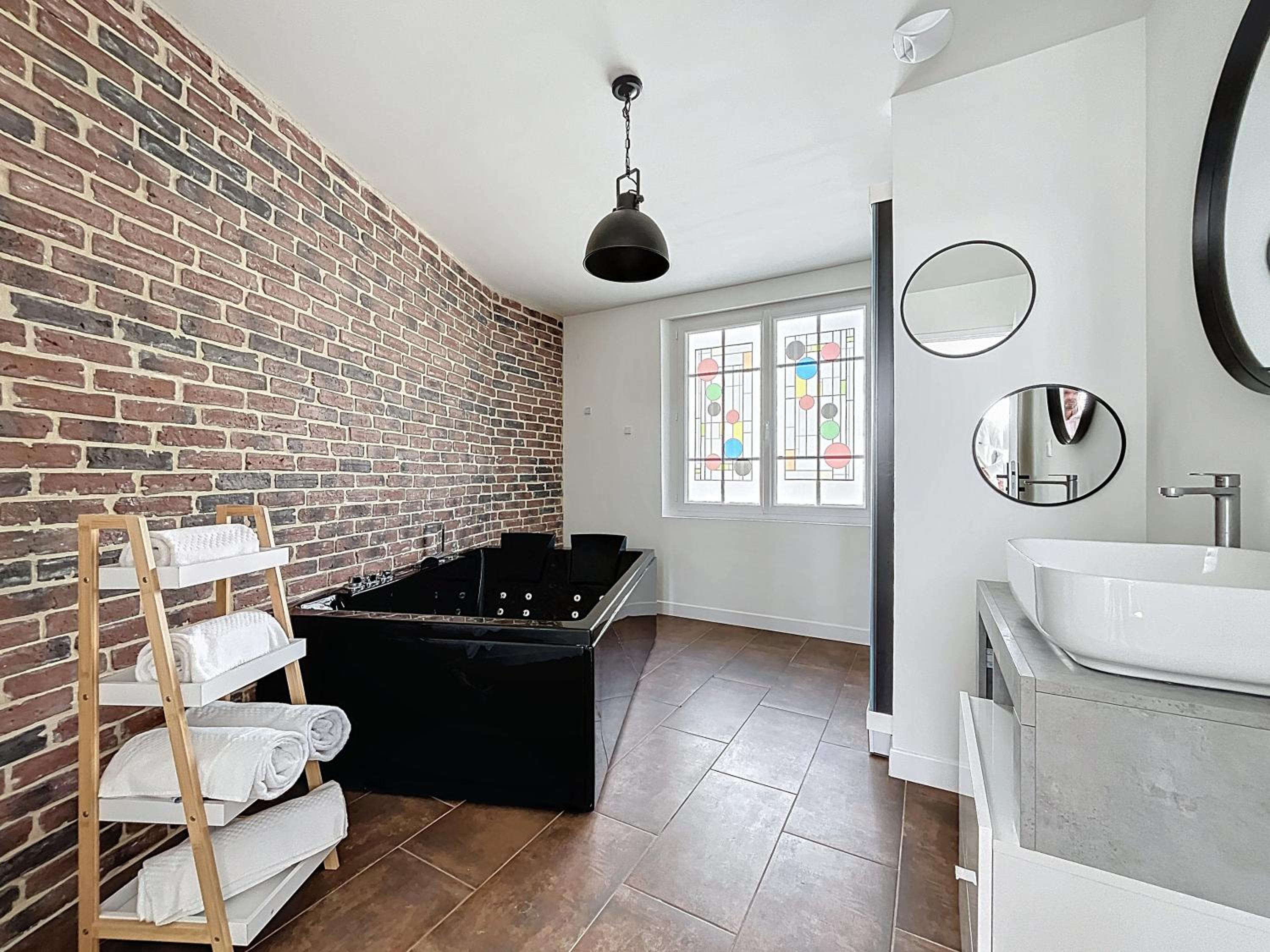 Deluxe Suite with Spa Bath photo 3