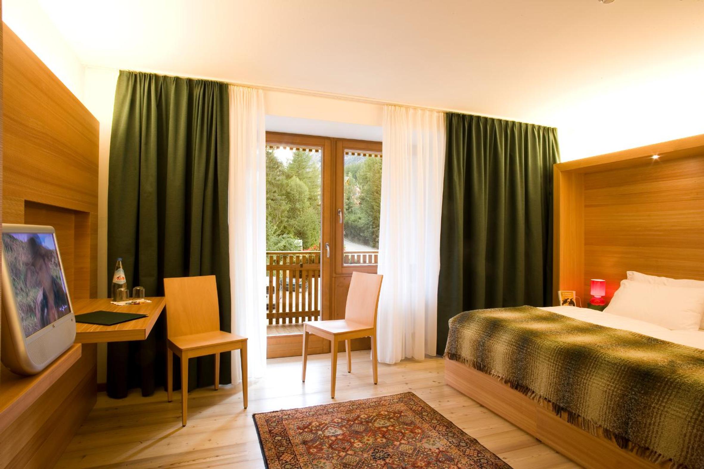 Suite with Mountain View and Balcony  photo 1