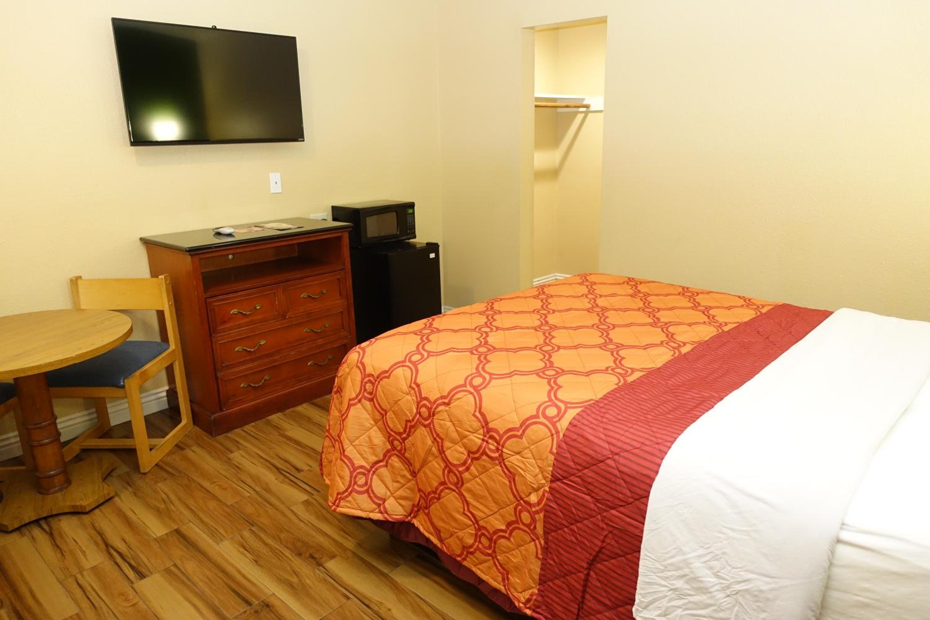 Queen Room photo 2