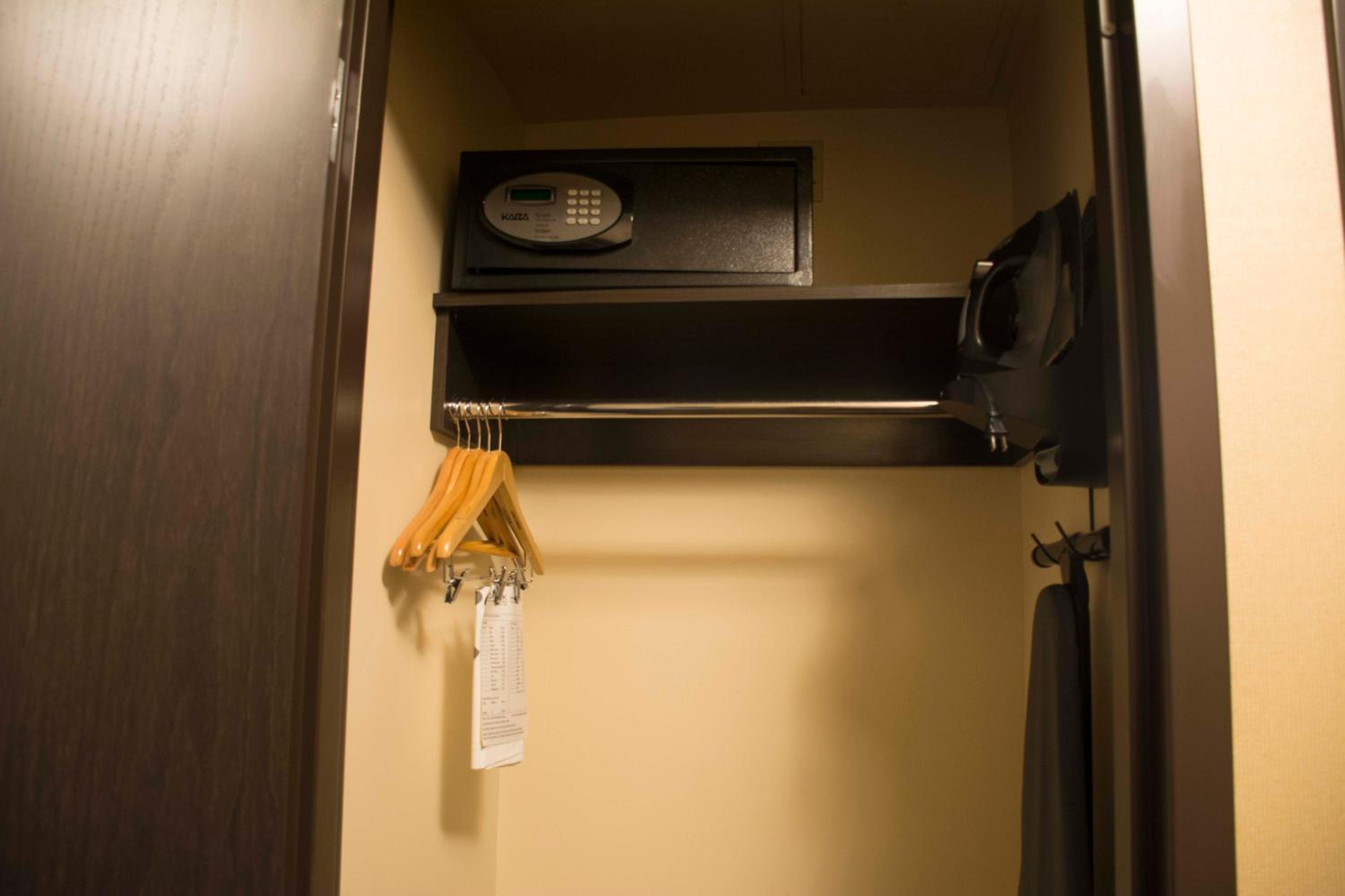 Deluxe King Room - Photo 2