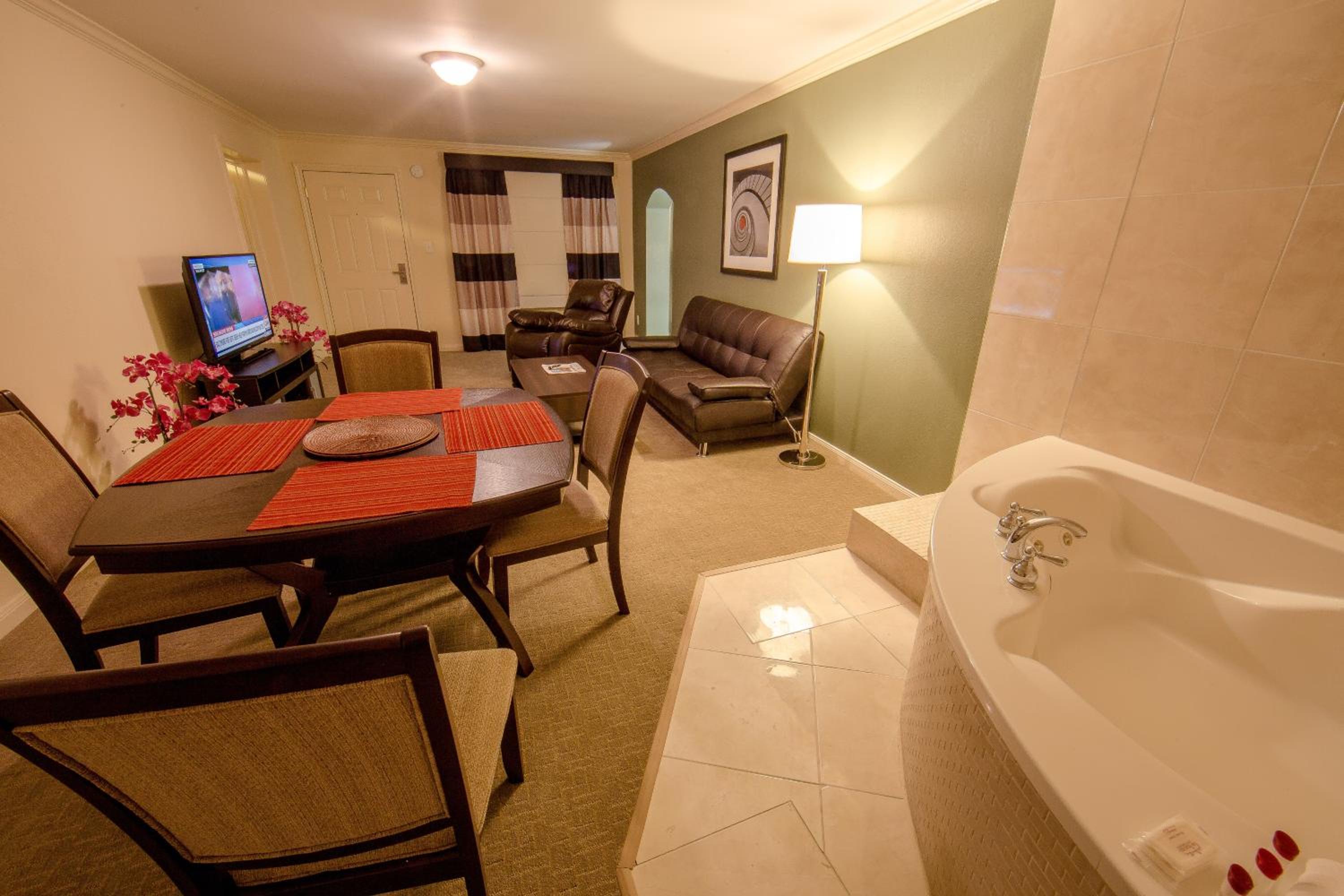 Deluxe Studio King Suite with Pool View-Hot Tub - Photo 3