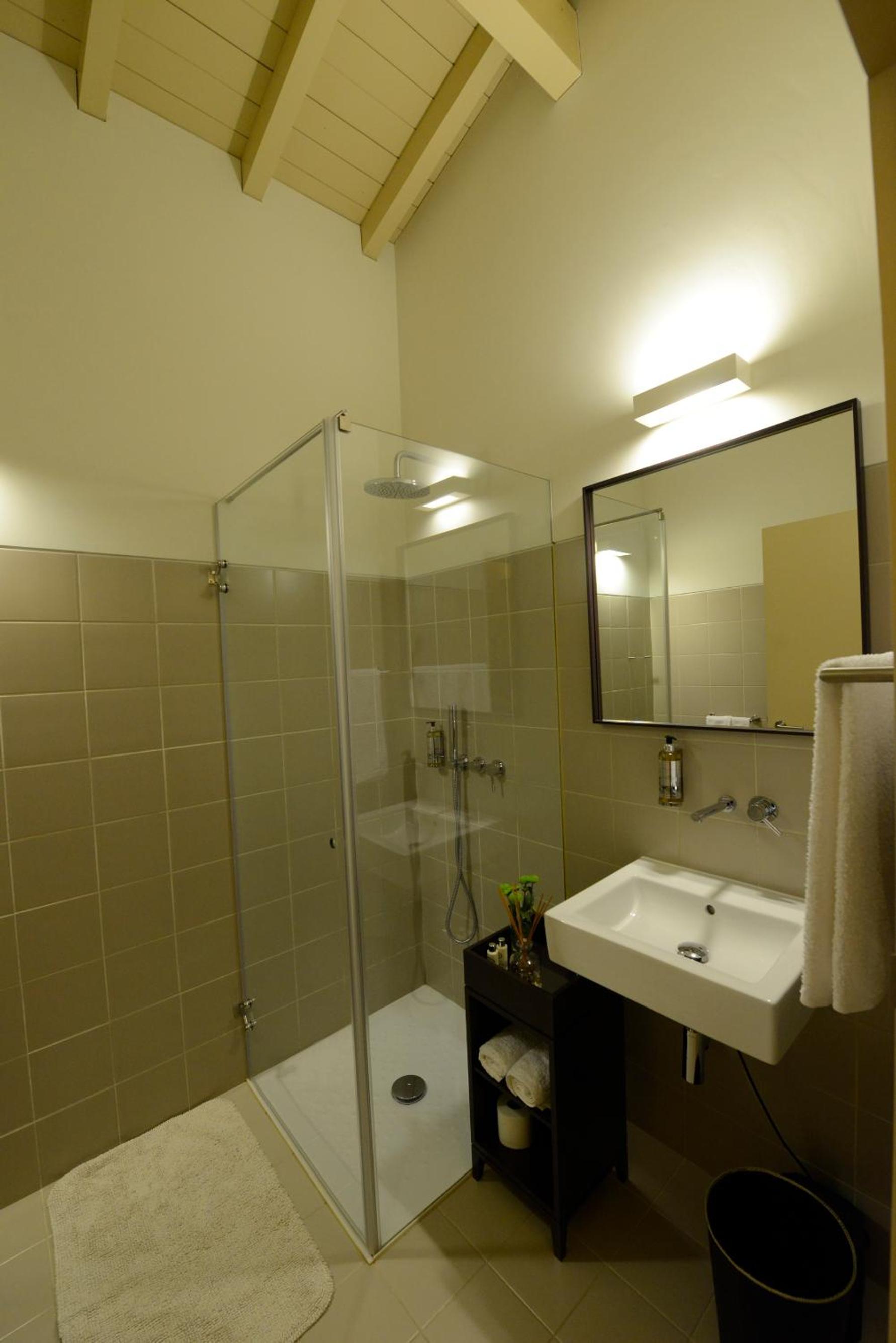 Deluxe Room (2 Adults + 1 Child) - Photo 3
