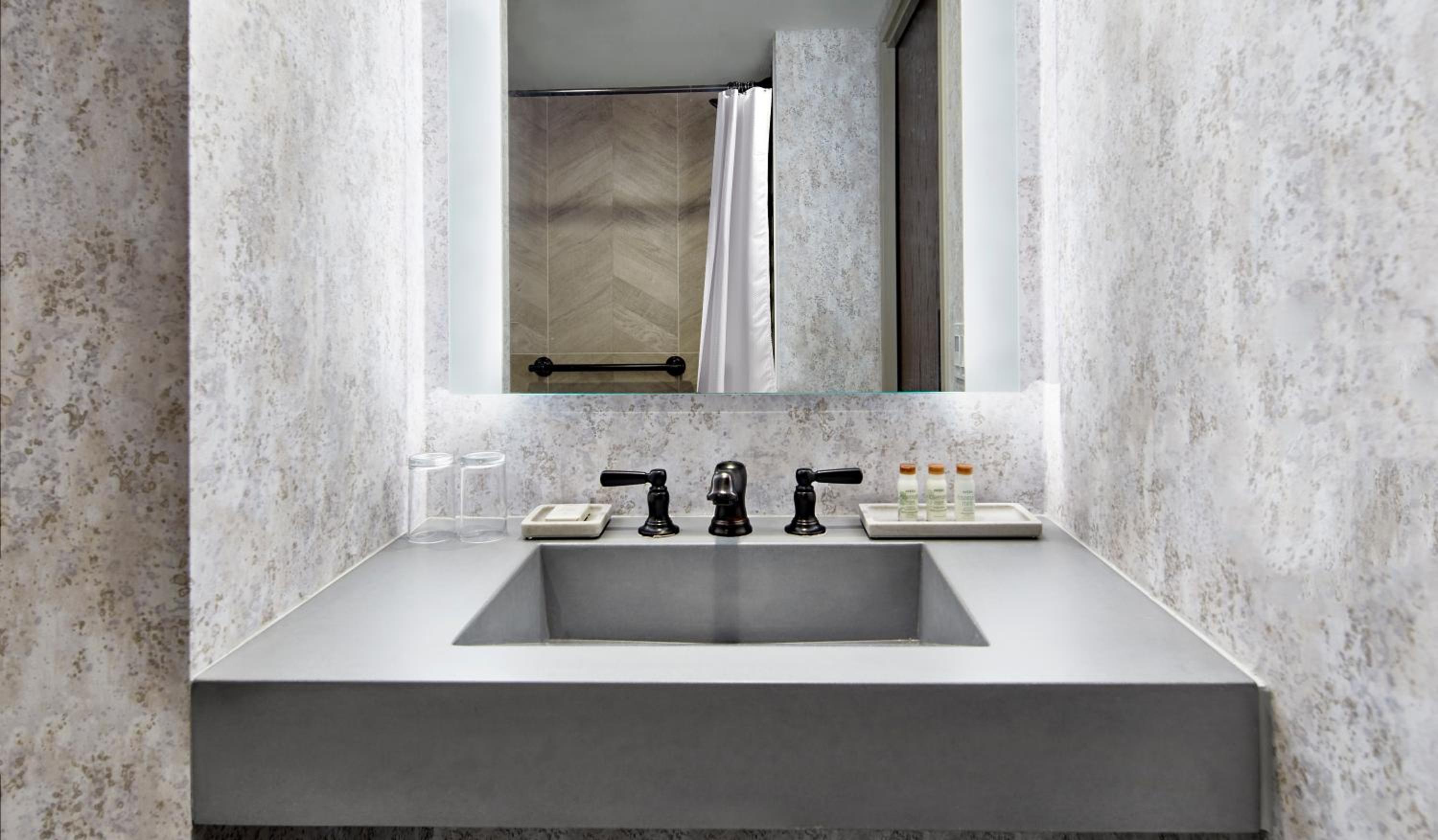 Club Level Deluxe King Room with Tub - High Floor and Mobility Accessible - Photo 1