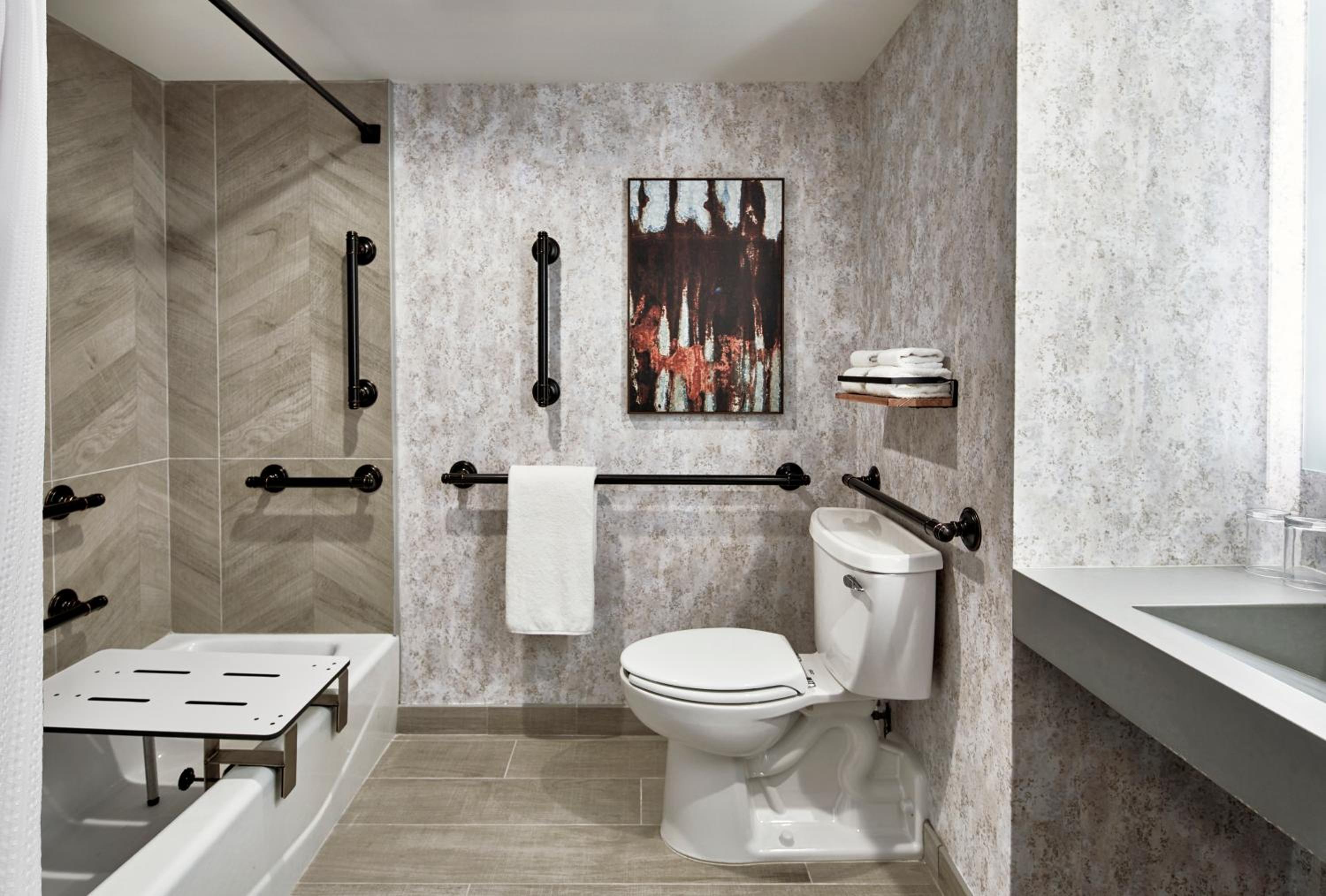 Club Level Deluxe King Room with Tub - High Floor and Mobility Accessible - Photo 2