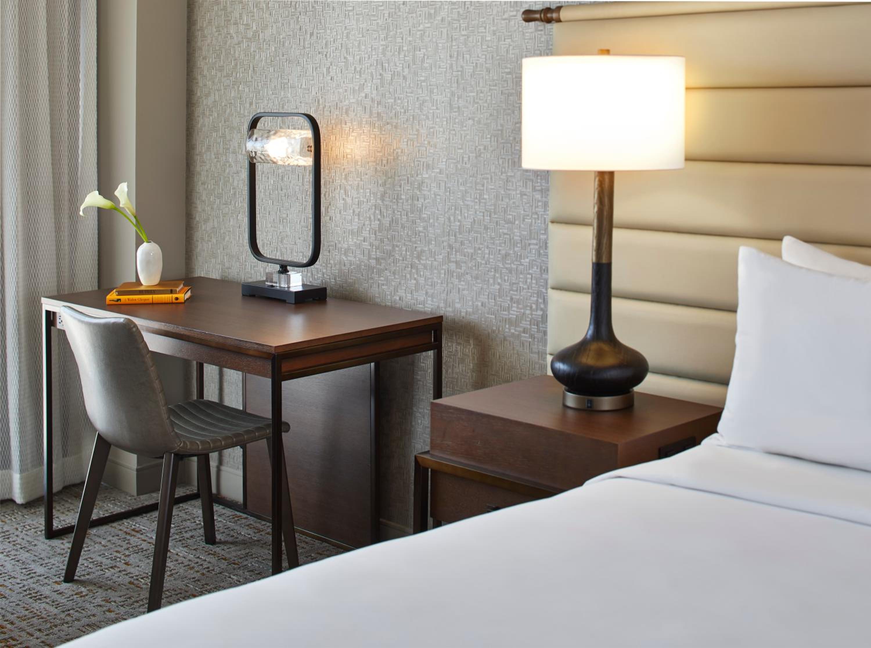 Club Level Deluxe King Room with Tub - High Floor and Mobility Accessible - Photo 3