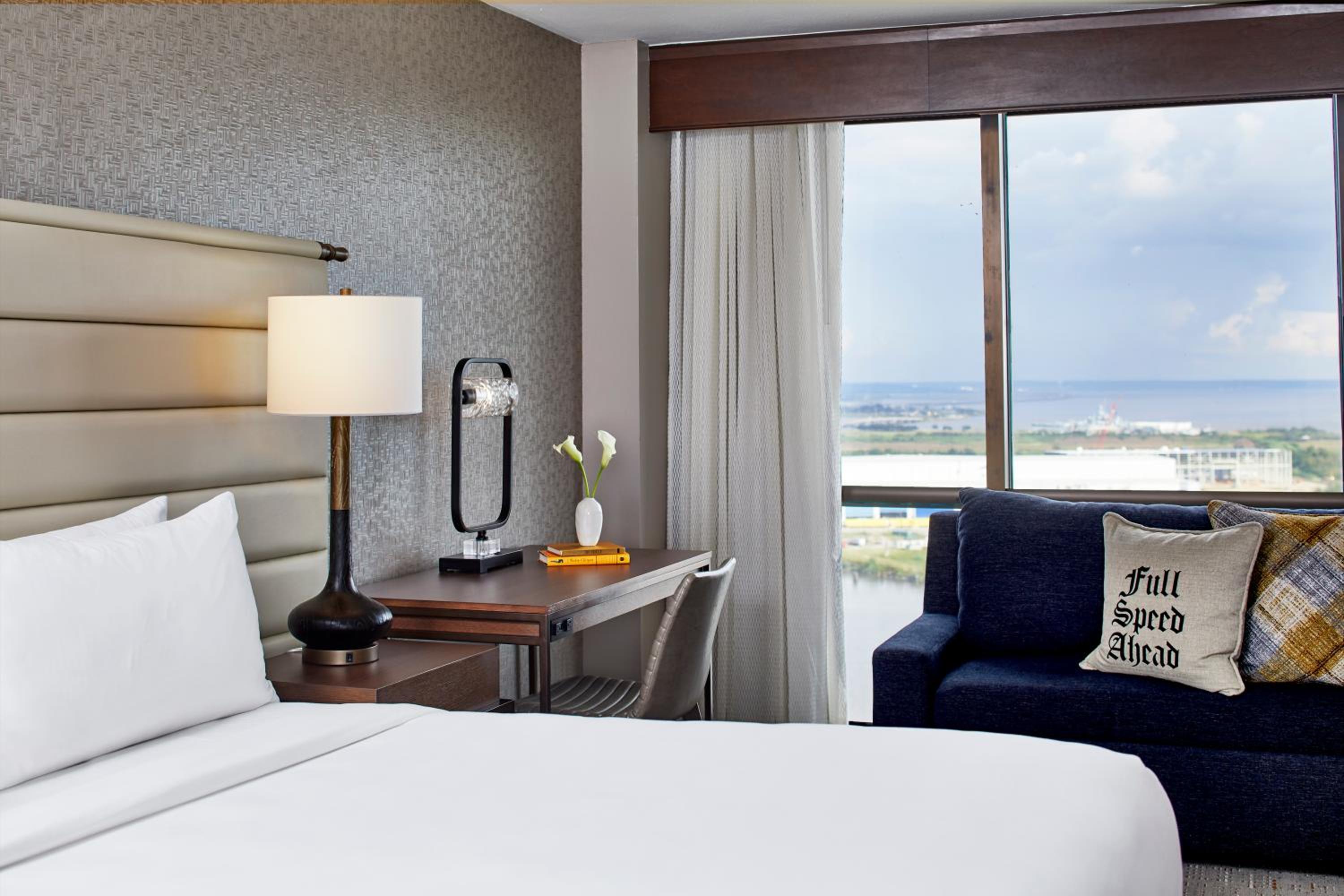 Club Level Deluxe King Room - Hearing Accessible - Photo 2