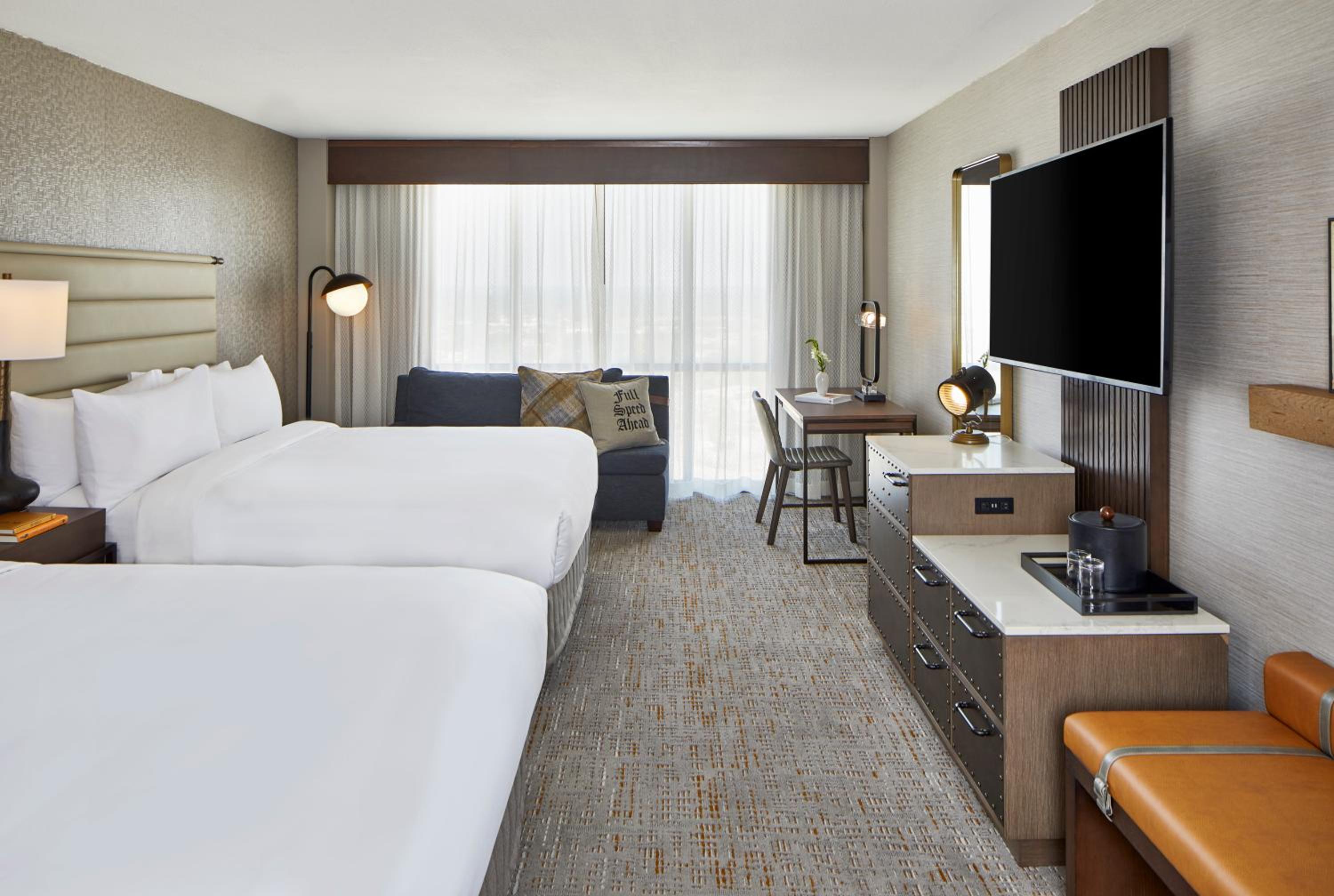 Deluxe Queen Room with Two Queen Beds, River View and Tub - Mobility Accessible - Photo 3