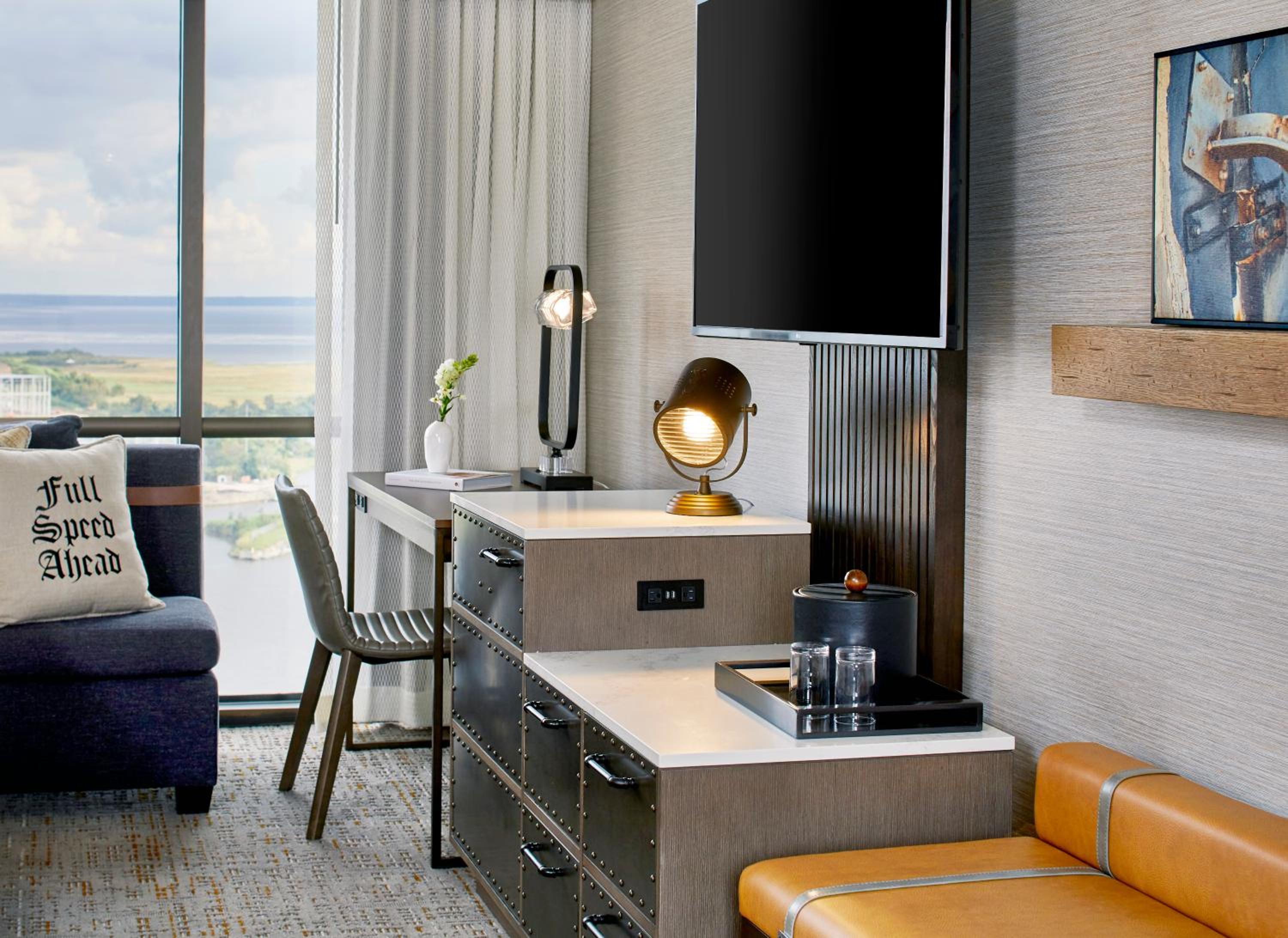 Club Level Deluxe King Room - Hearing Accessible - Photo 4
