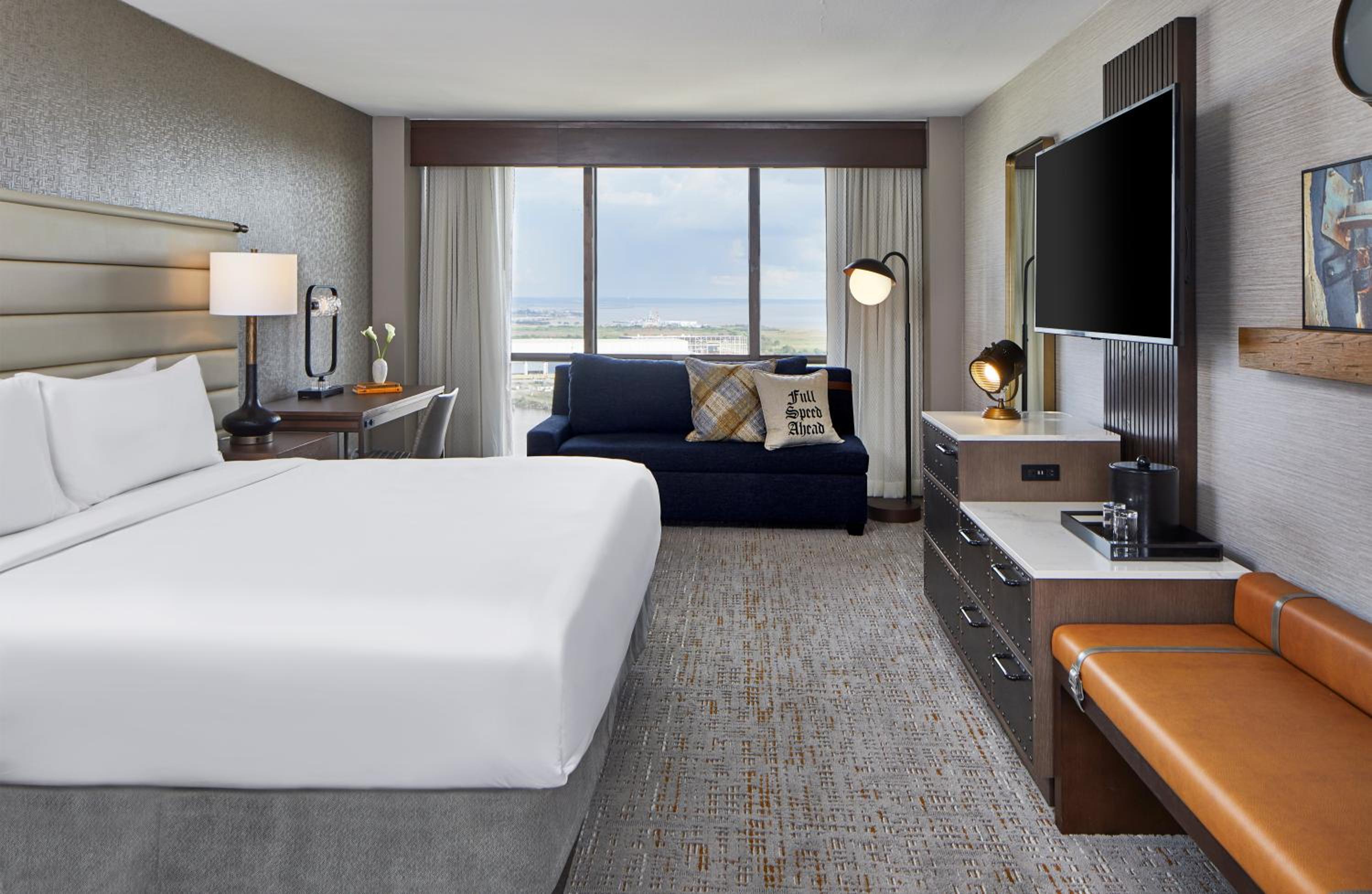 Club Level Deluxe King Room - Hearing Accessible - Photo 3