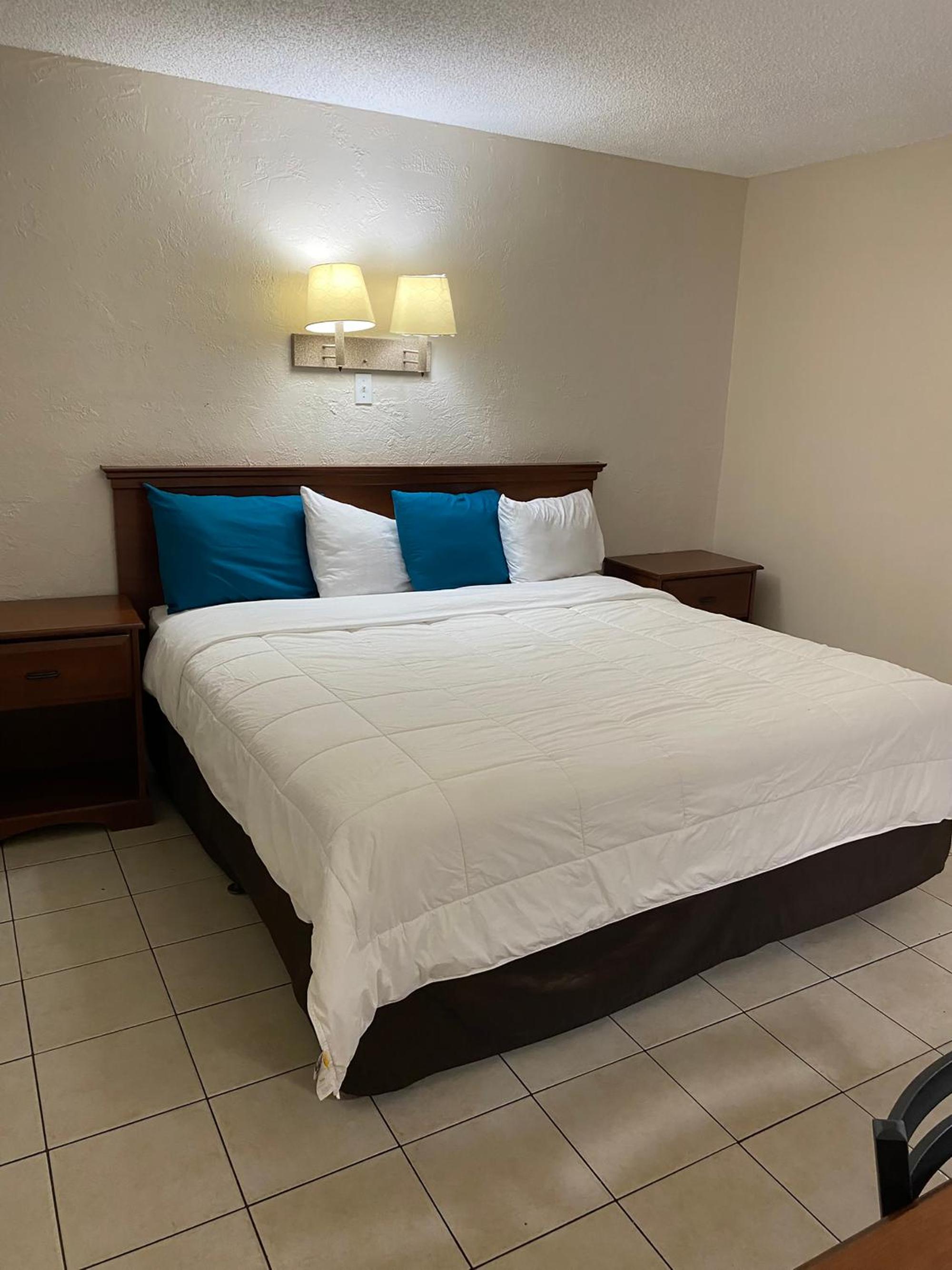 Standard King Room photo 2