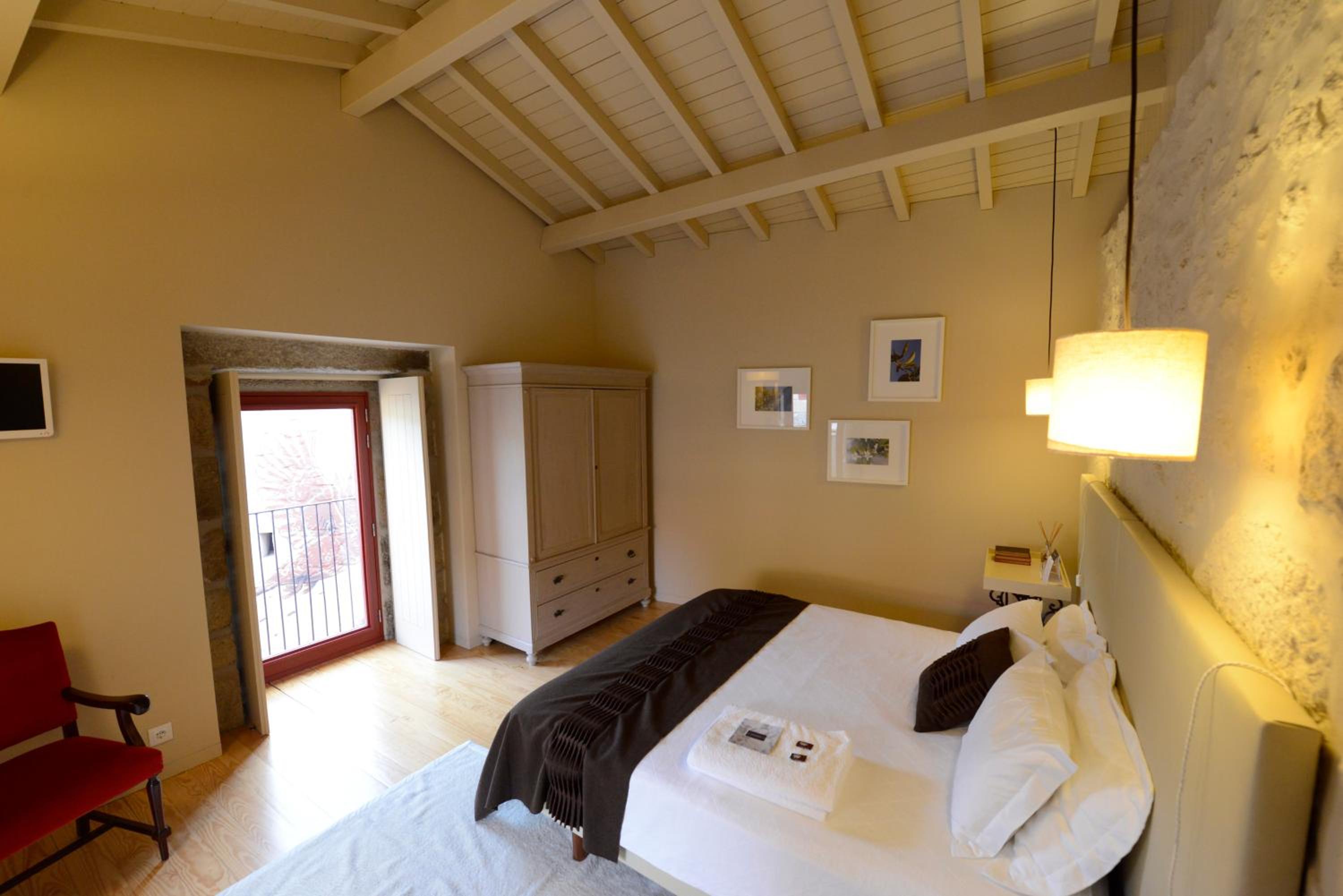 Deluxe Room (2 Adults + 1 Child) - Photo 1