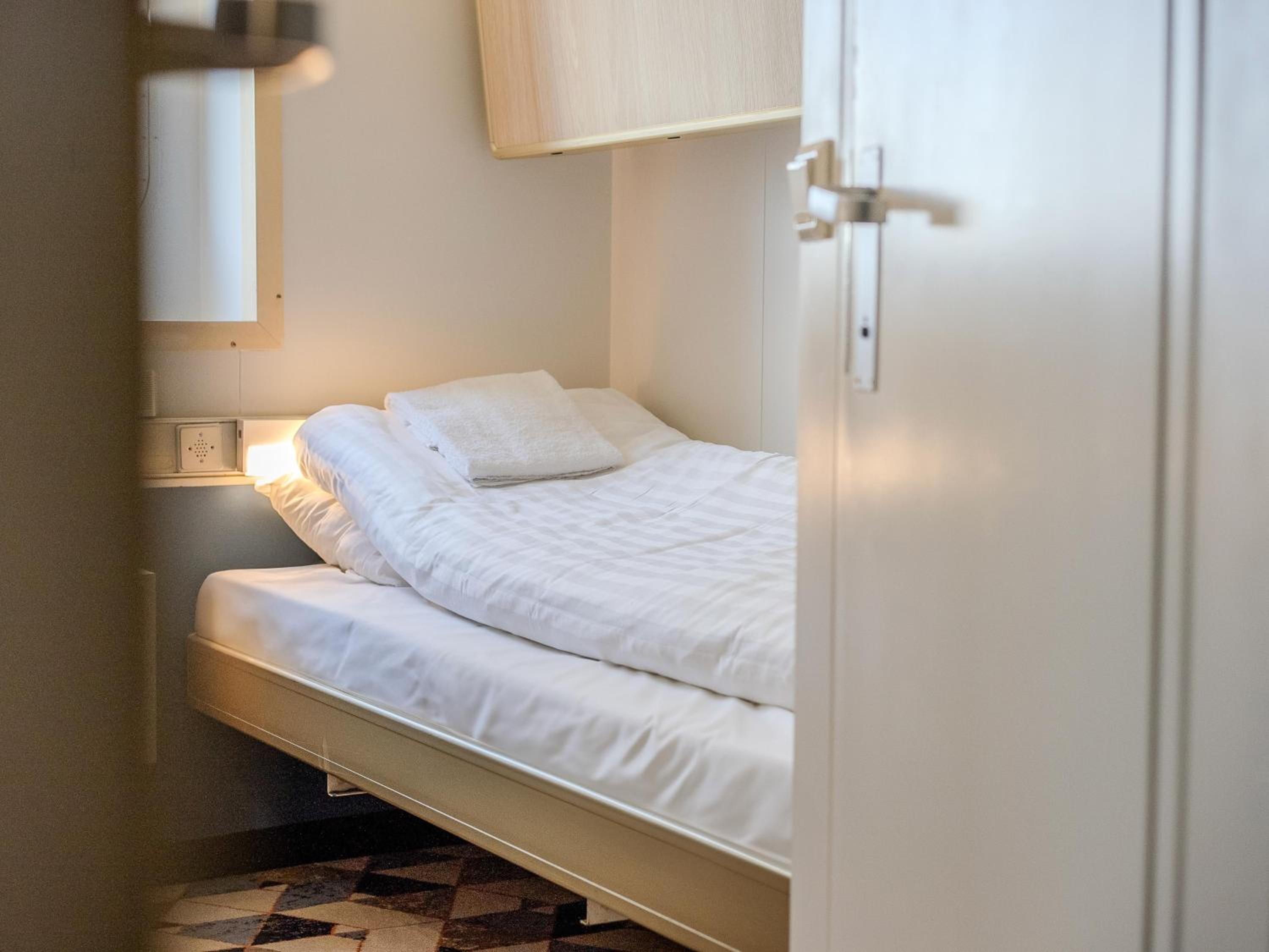 Standard 2-bed bunk cabin with sea view photo 1