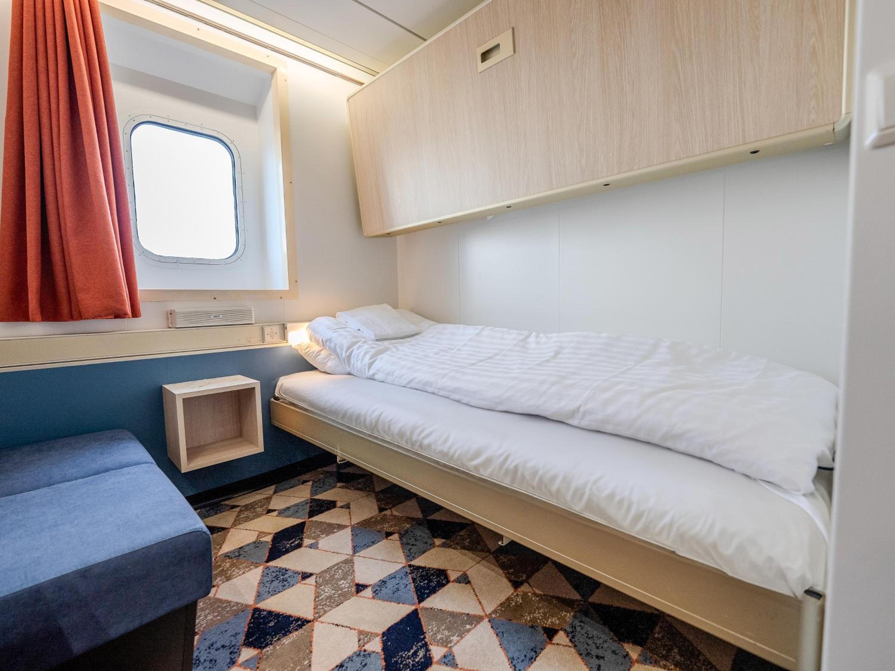 Standard 2-bed bunk cabin with sea view photo 2