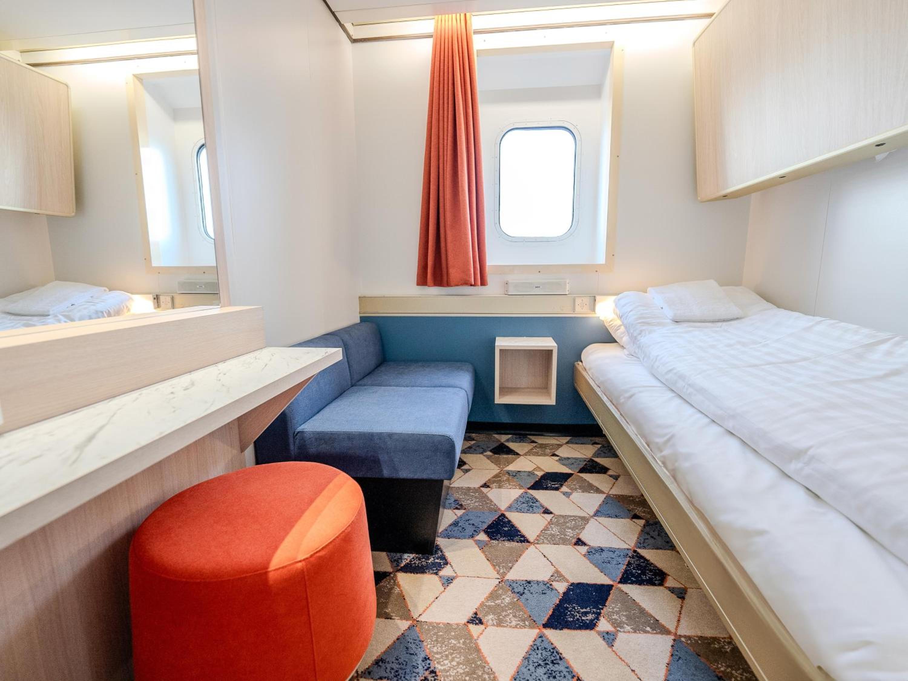 Standard 2-bed bunk cabin with sea view photo 3