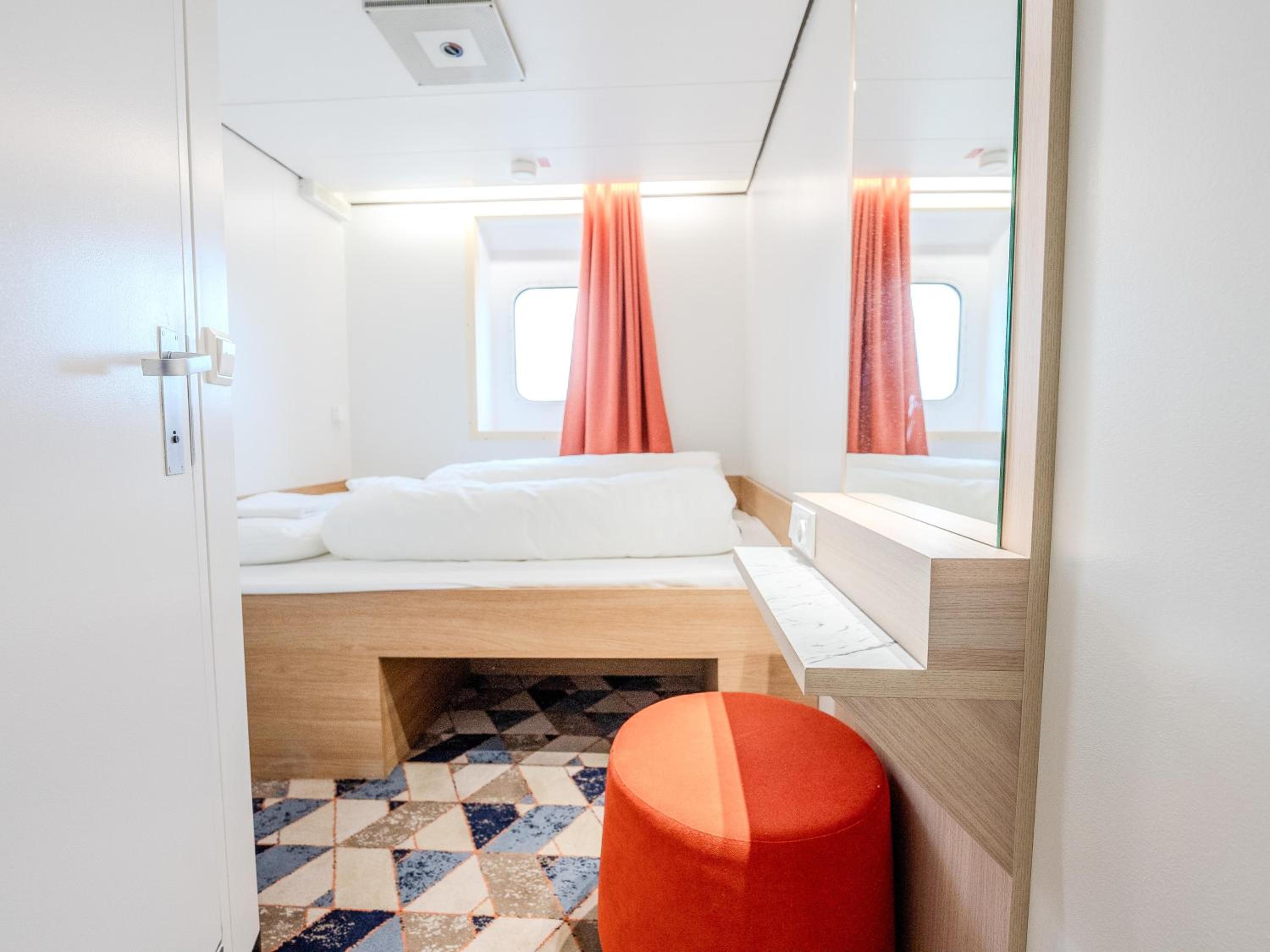 Standard double bed cabin with sea view photo 3