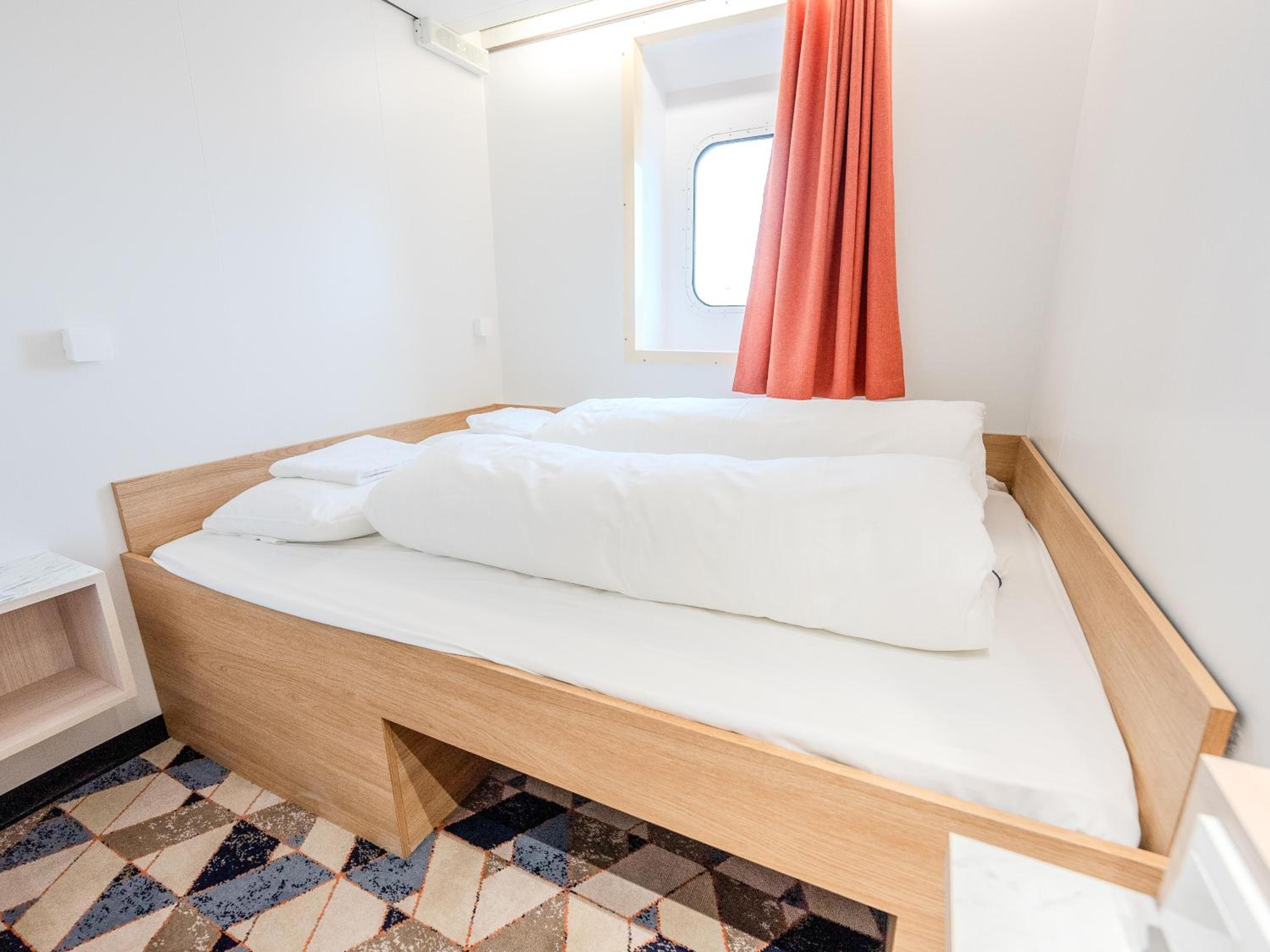 Standard double bed cabin with sea view photo 2
