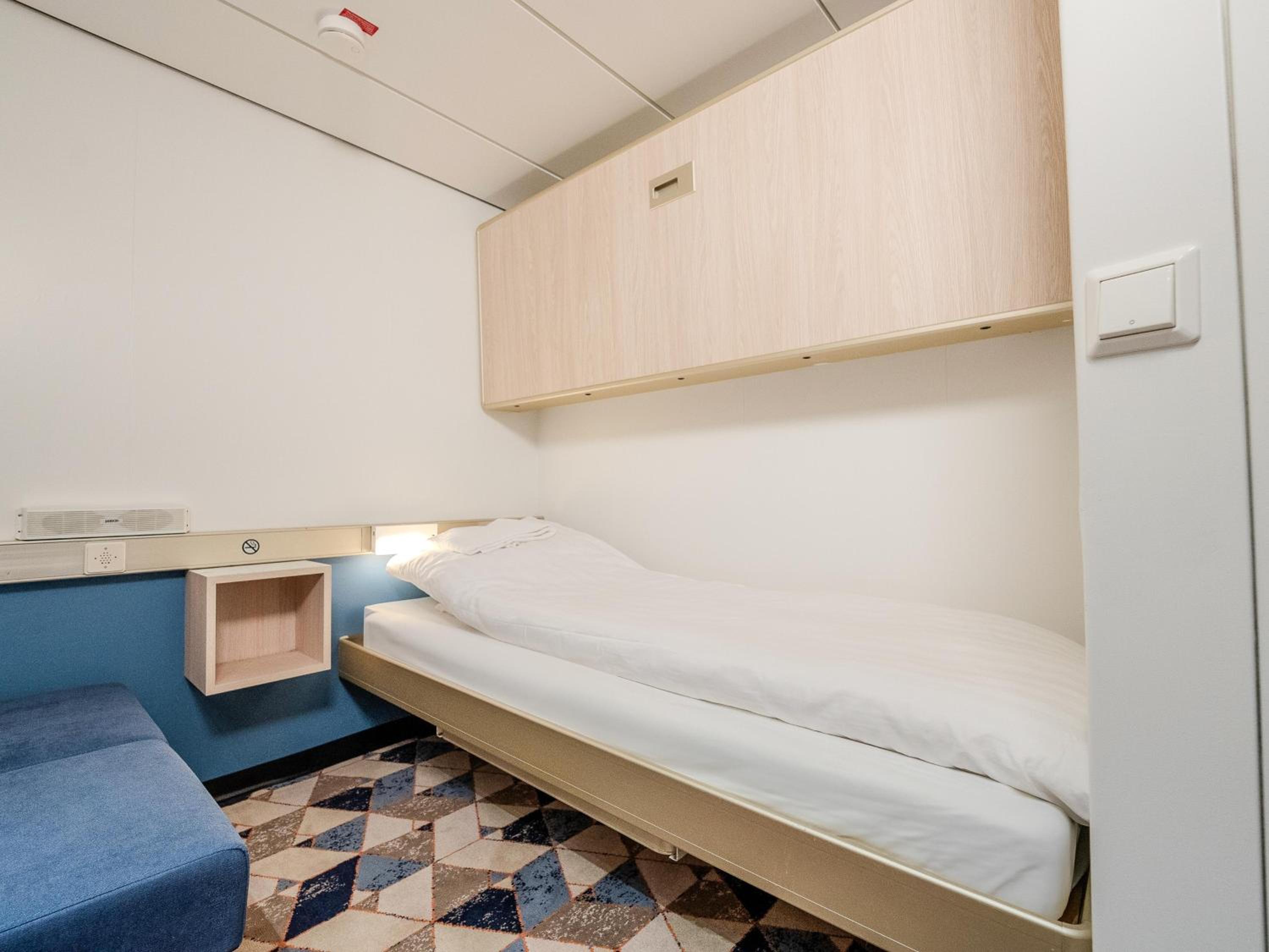Standard inside 2-bed bunk cabin photo 3
