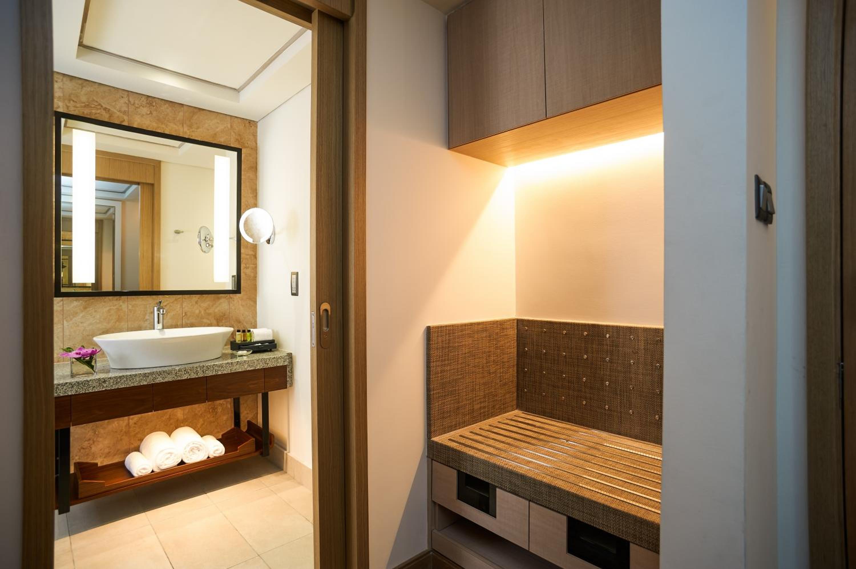 Executive Club King Room with Executive Lounge Access photo 3