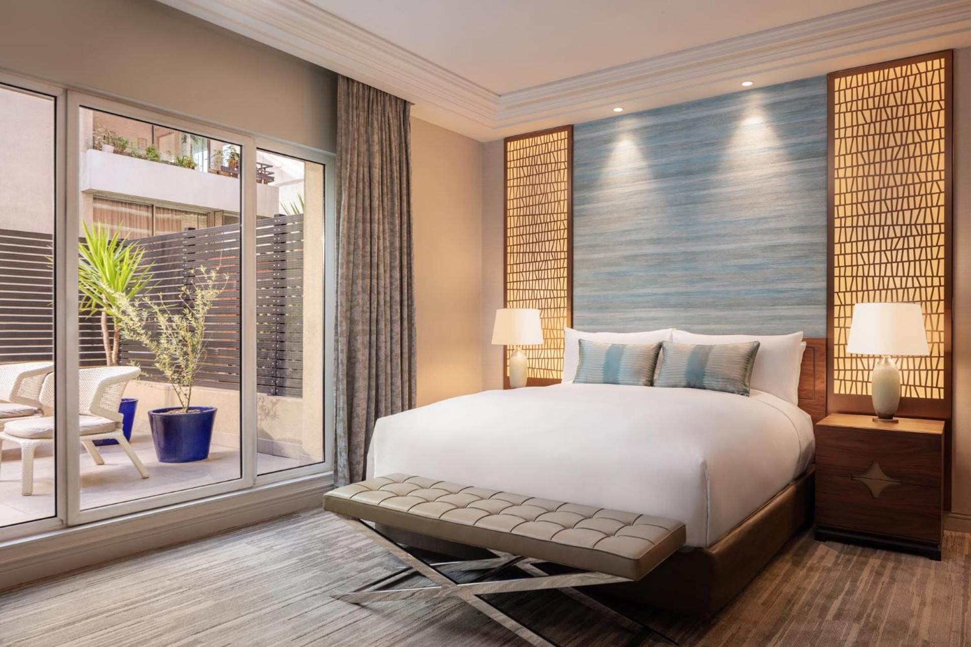 Deluxe King Room with Terrace - Club Lounge Access - Photo 6