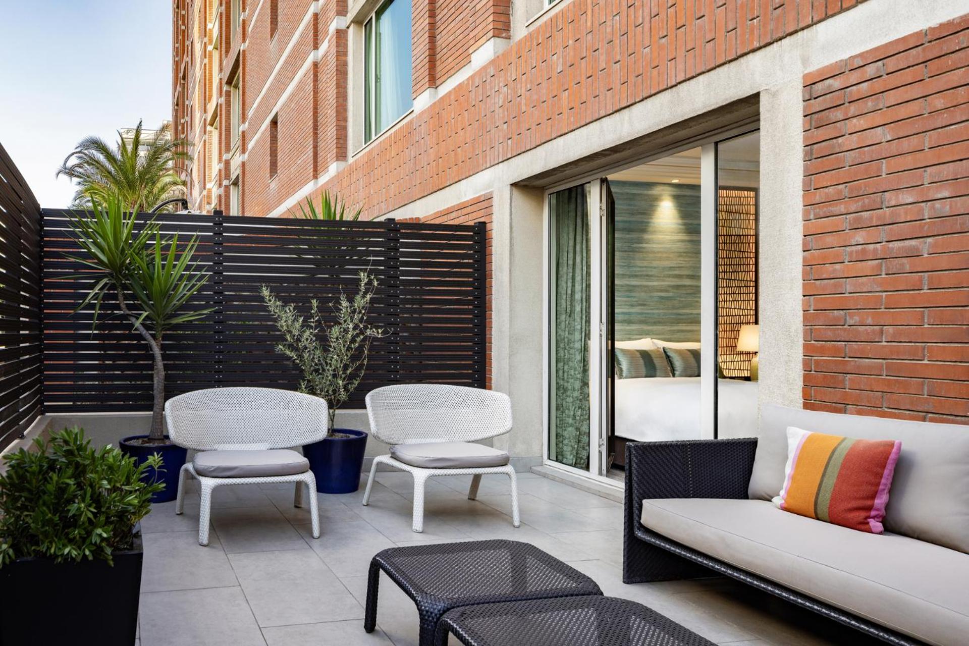 Deluxe King Room with Terrace - Club Lounge Access - Photo 5