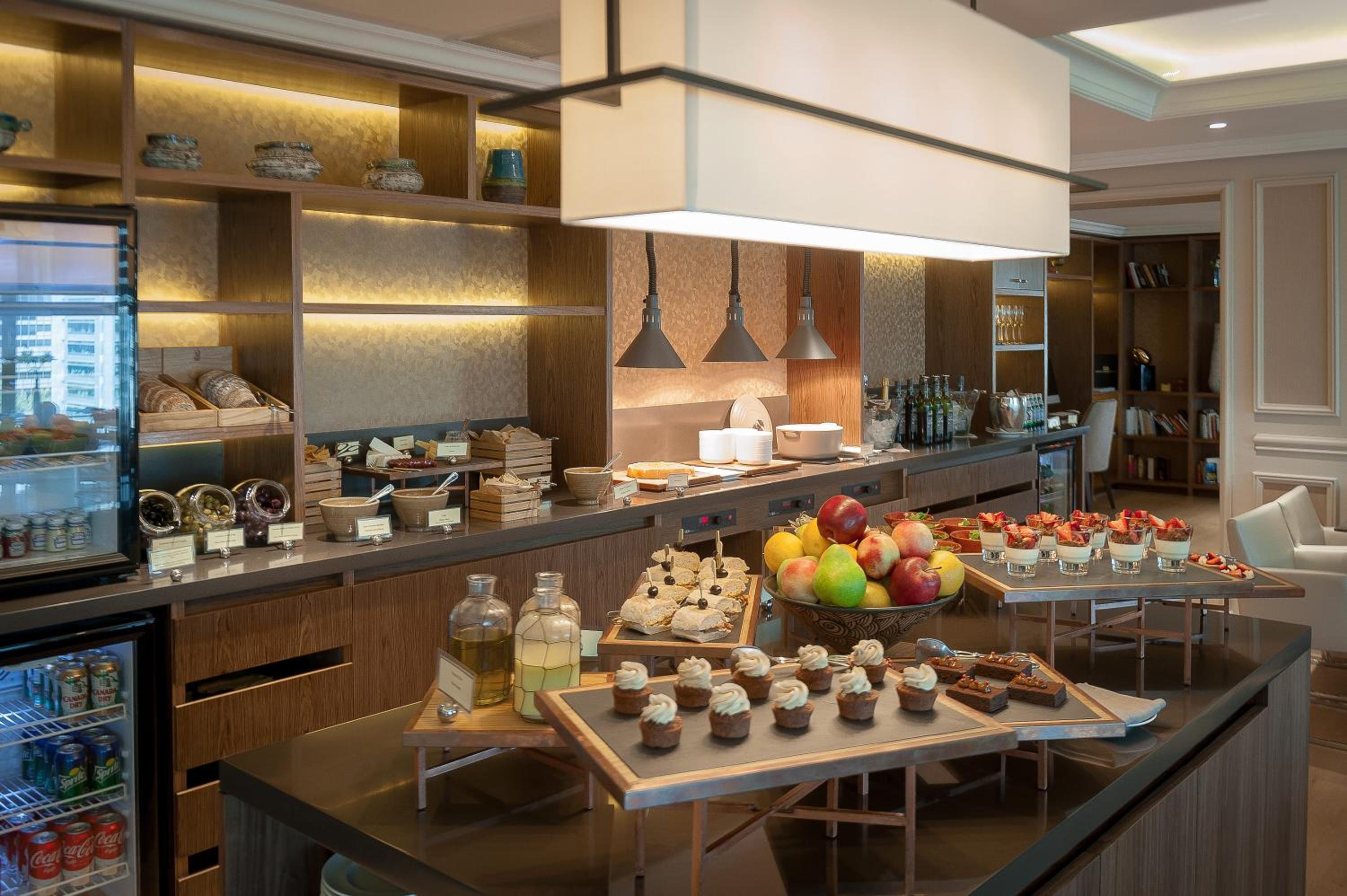 Deluxe King Room with Terrace - Club Lounge Access - Photo 4