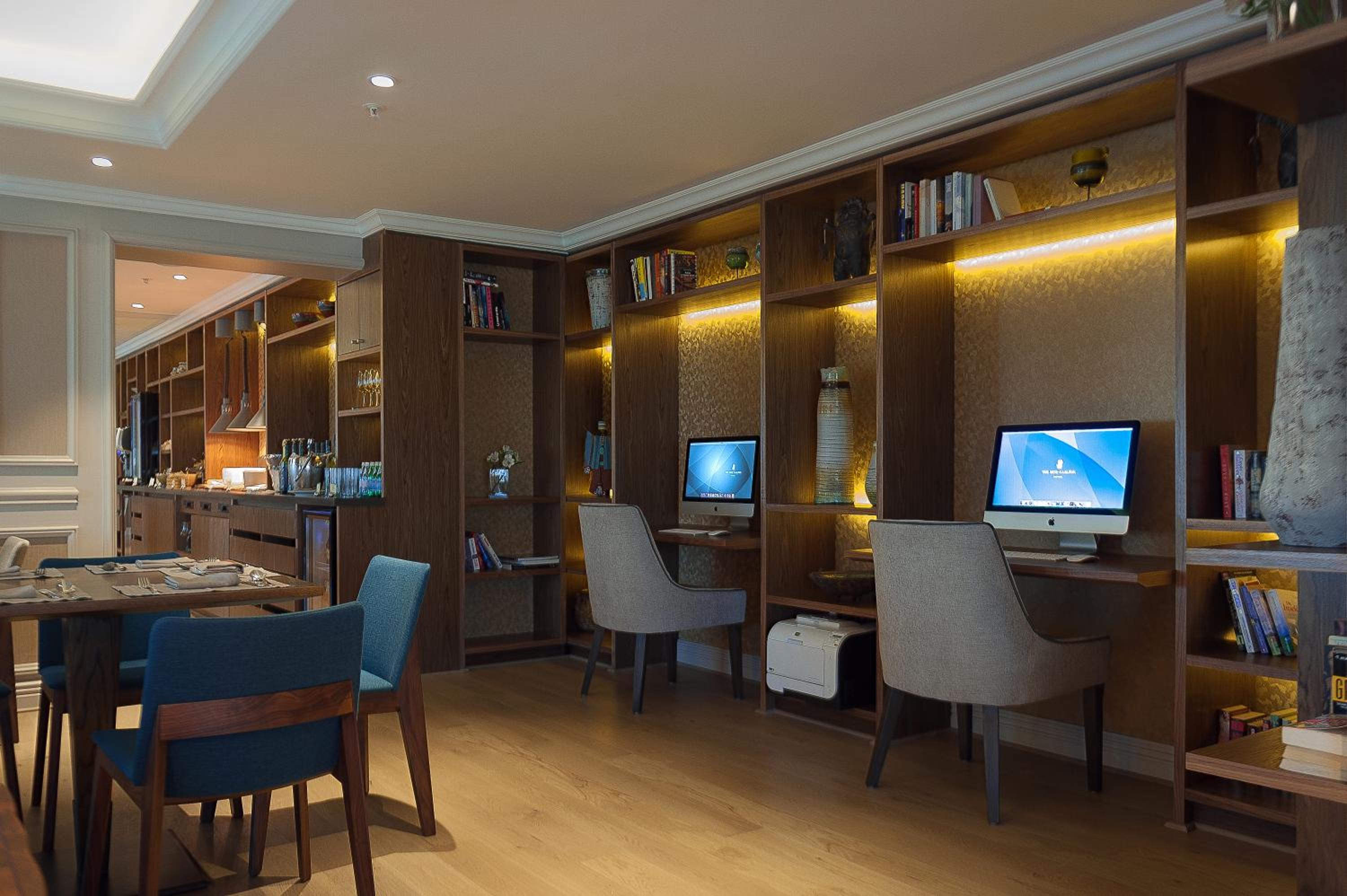 Deluxe King Room with Terrace - Club Lounge Access - Photo 3