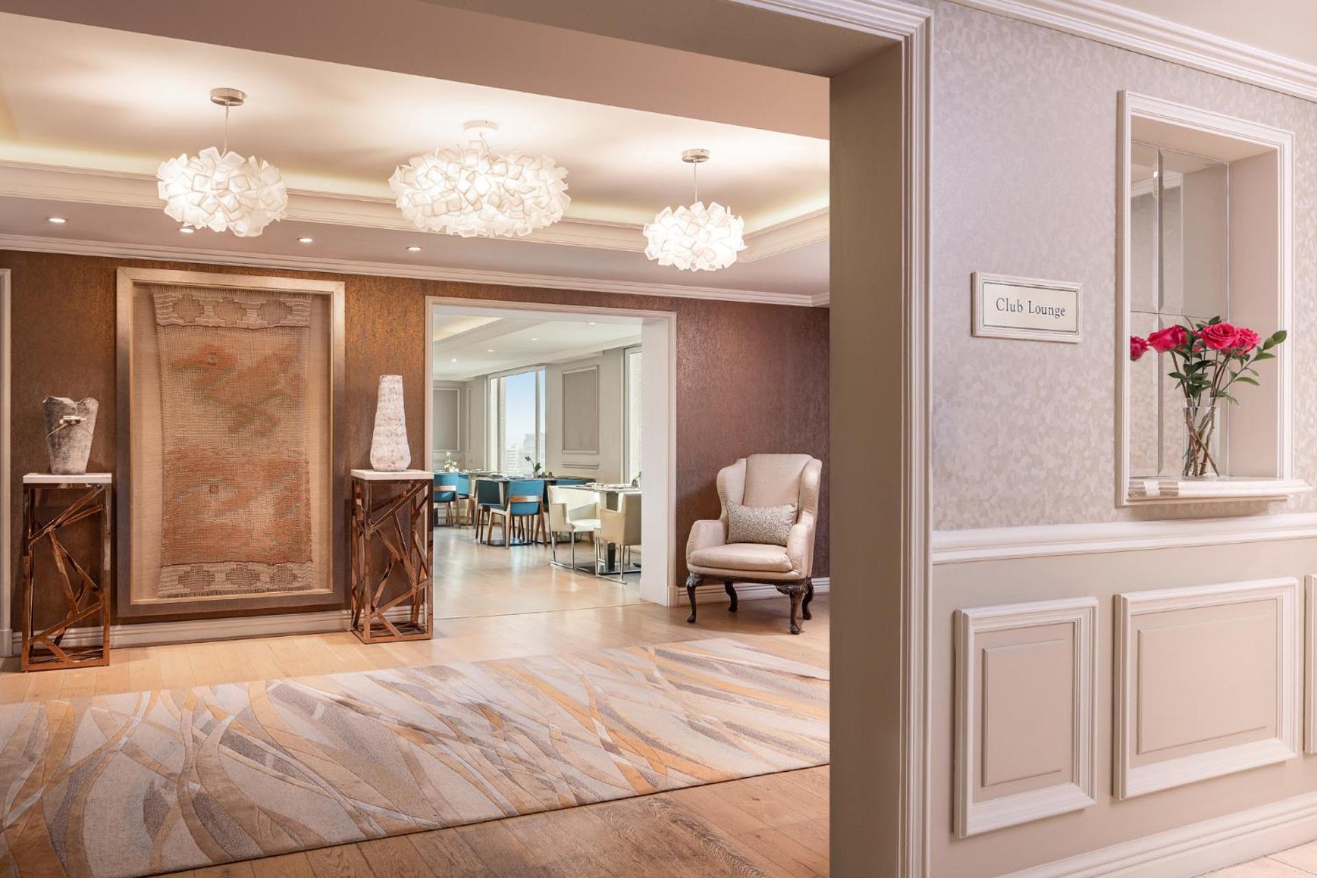 Deluxe King Room with Terrace - Club Lounge Access - Photo 7